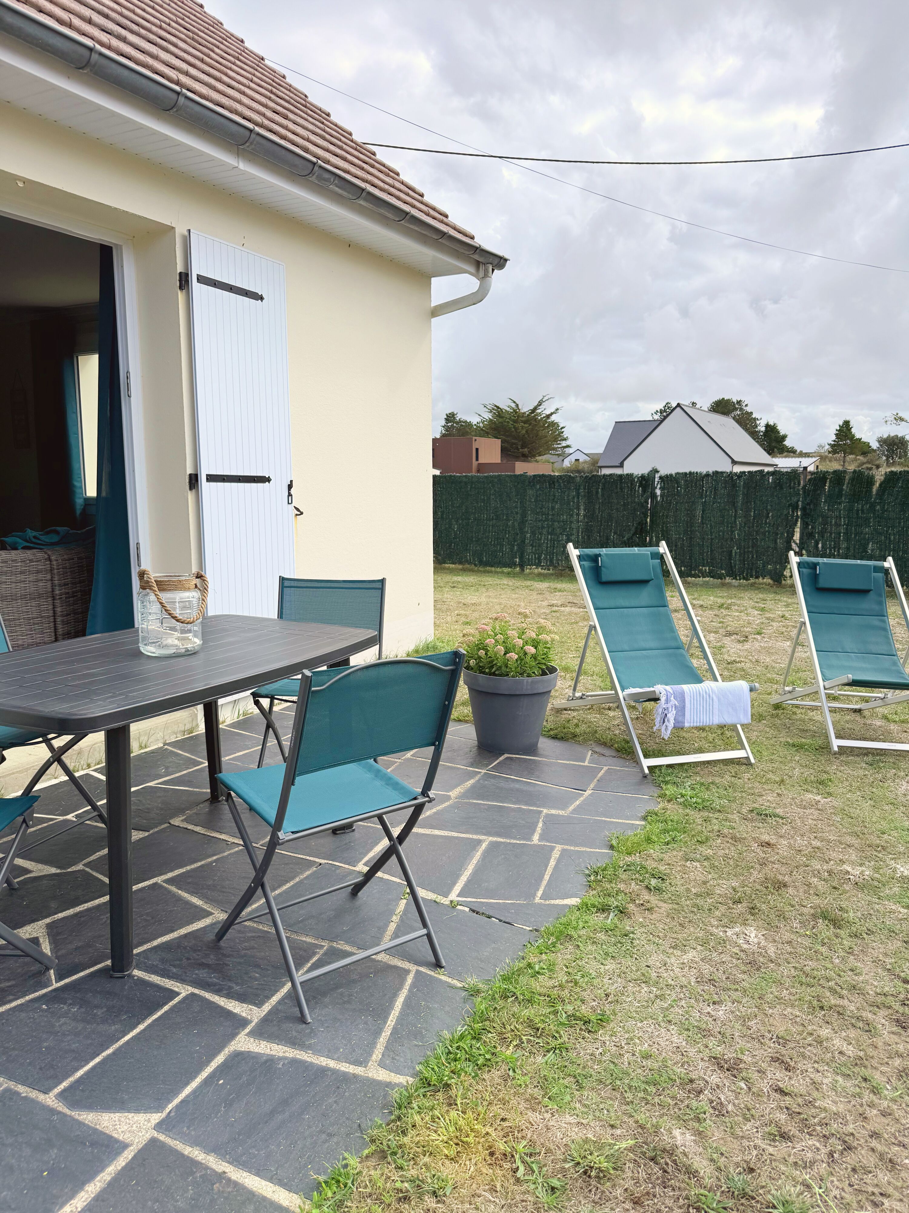 Terrasse mit Gartenmöbeln und Grill