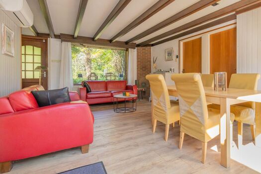 Wohnzimmer mit Klimaanlage und Digital TV