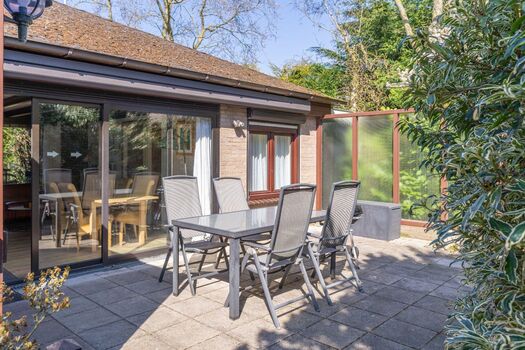 Sonnige Terrasse mit Gartengruppe