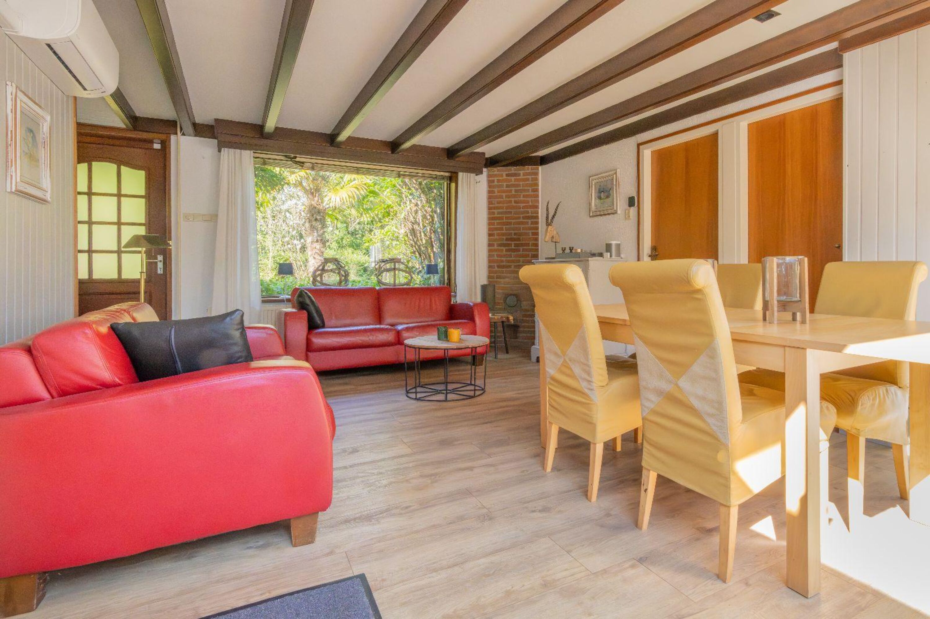 Wohnzimmer mit Klimaanlage und Digital TV