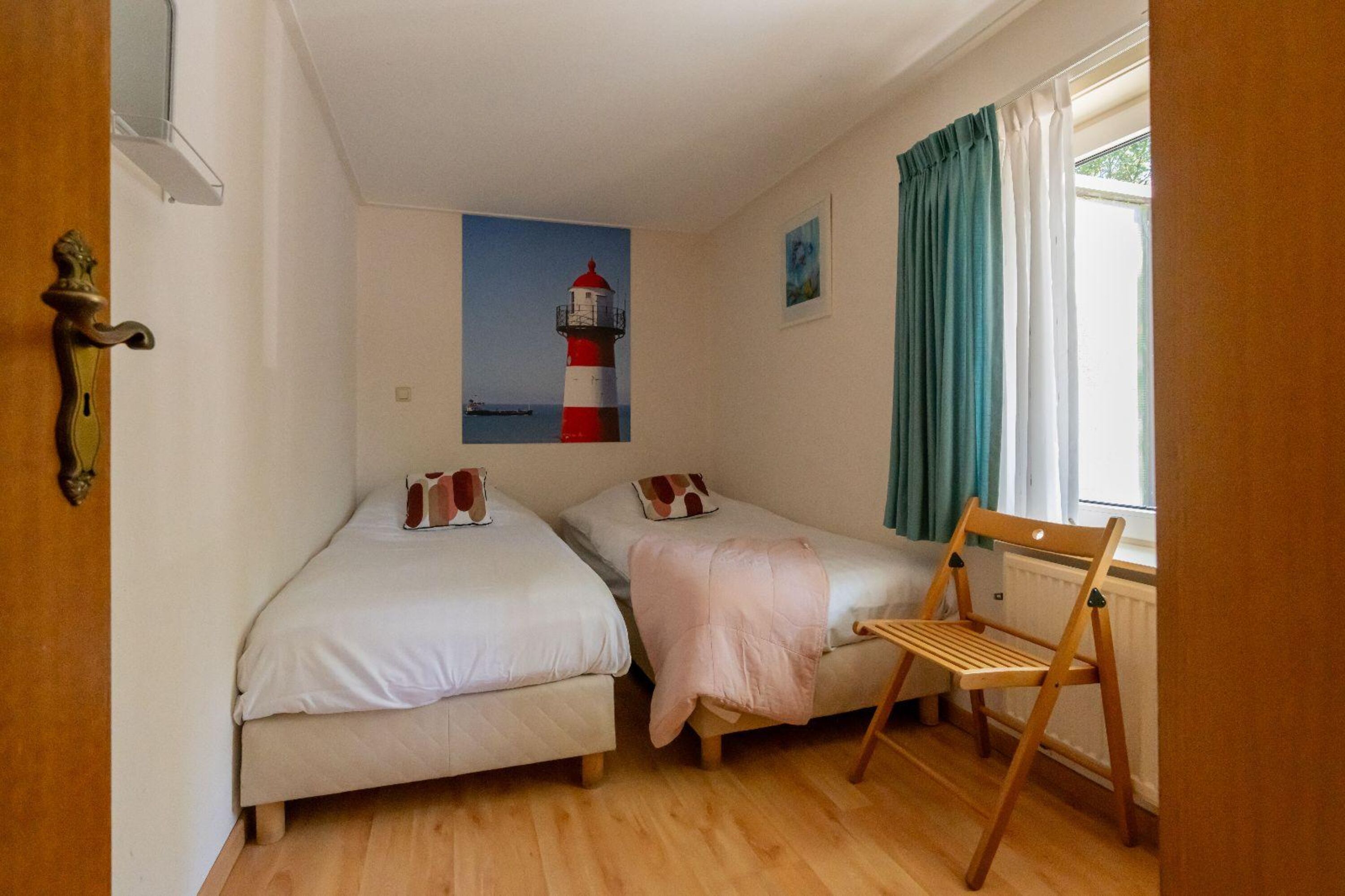 Schlafzimmer 2 mit 2 Einzel Boxpringbetten und Kleiderschrank