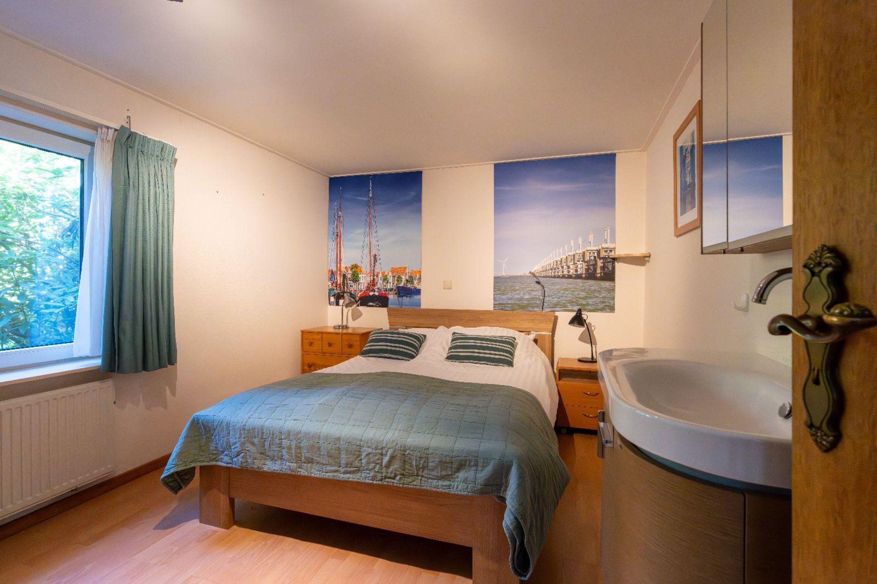 Schlafzimmer 1 mit Doppelbett und Waschbecken