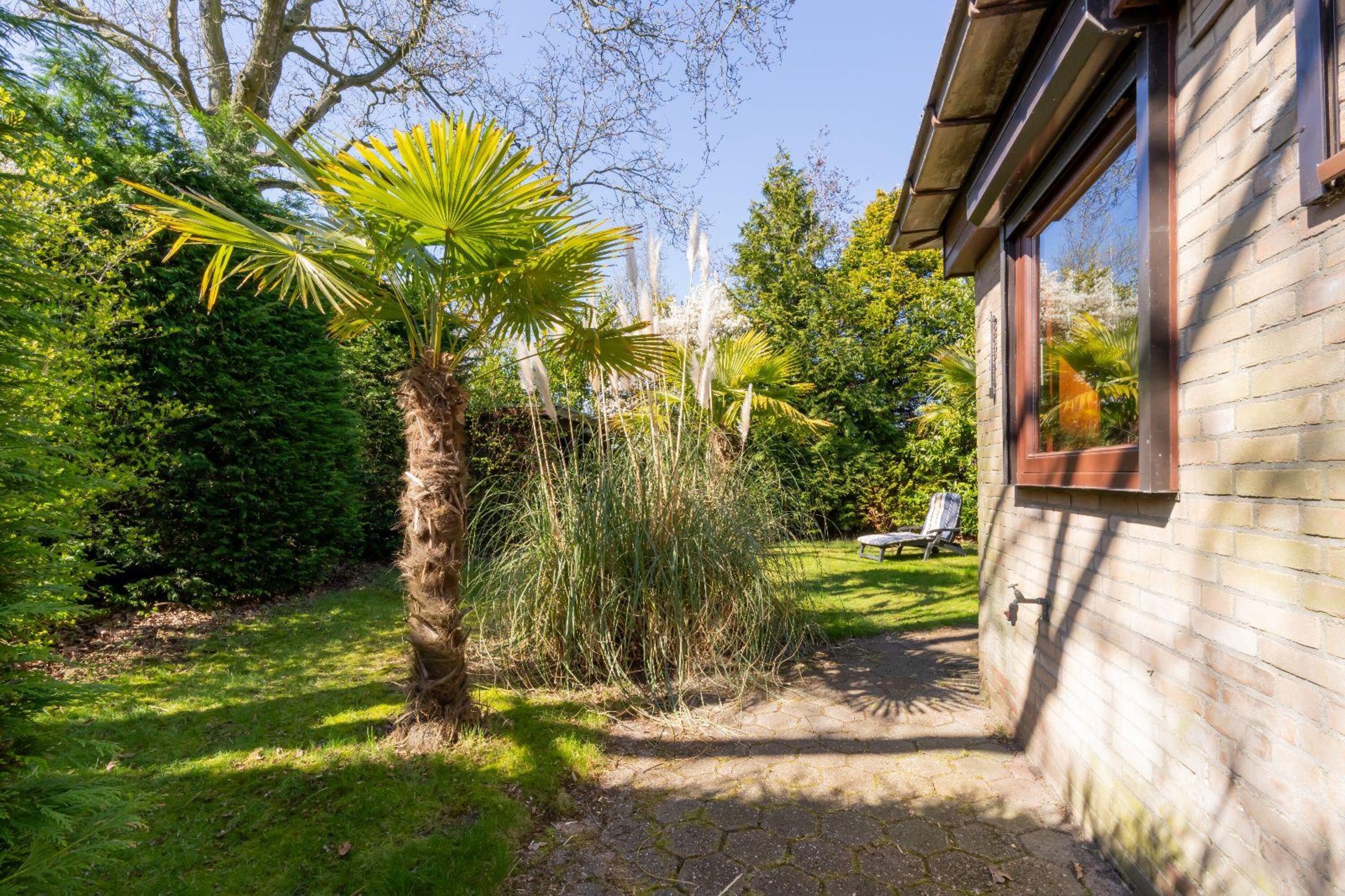 Der große, eingezäunte Garten