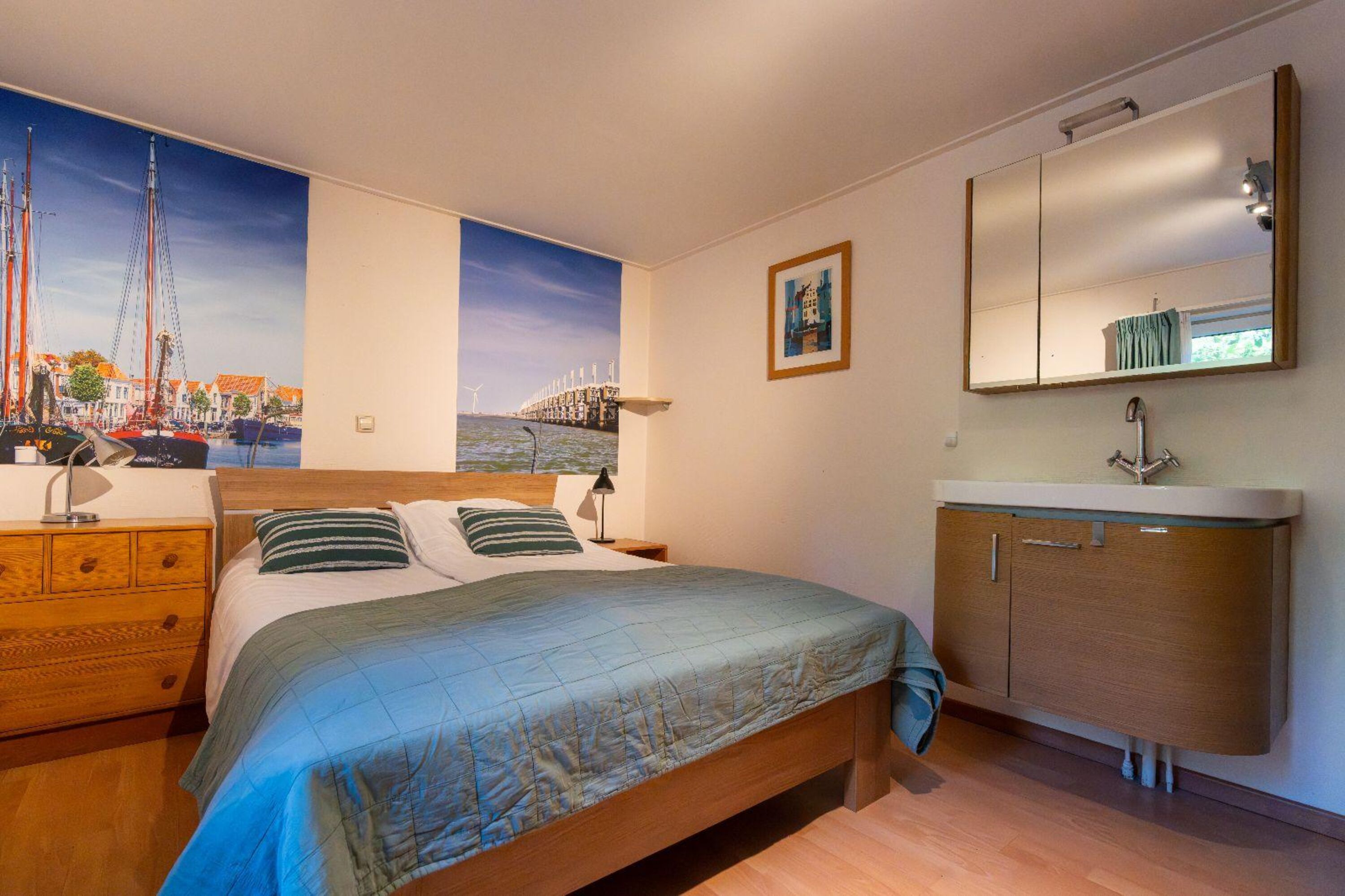 Schlafzimmer 1 mit Doppelbett und Waschbecken