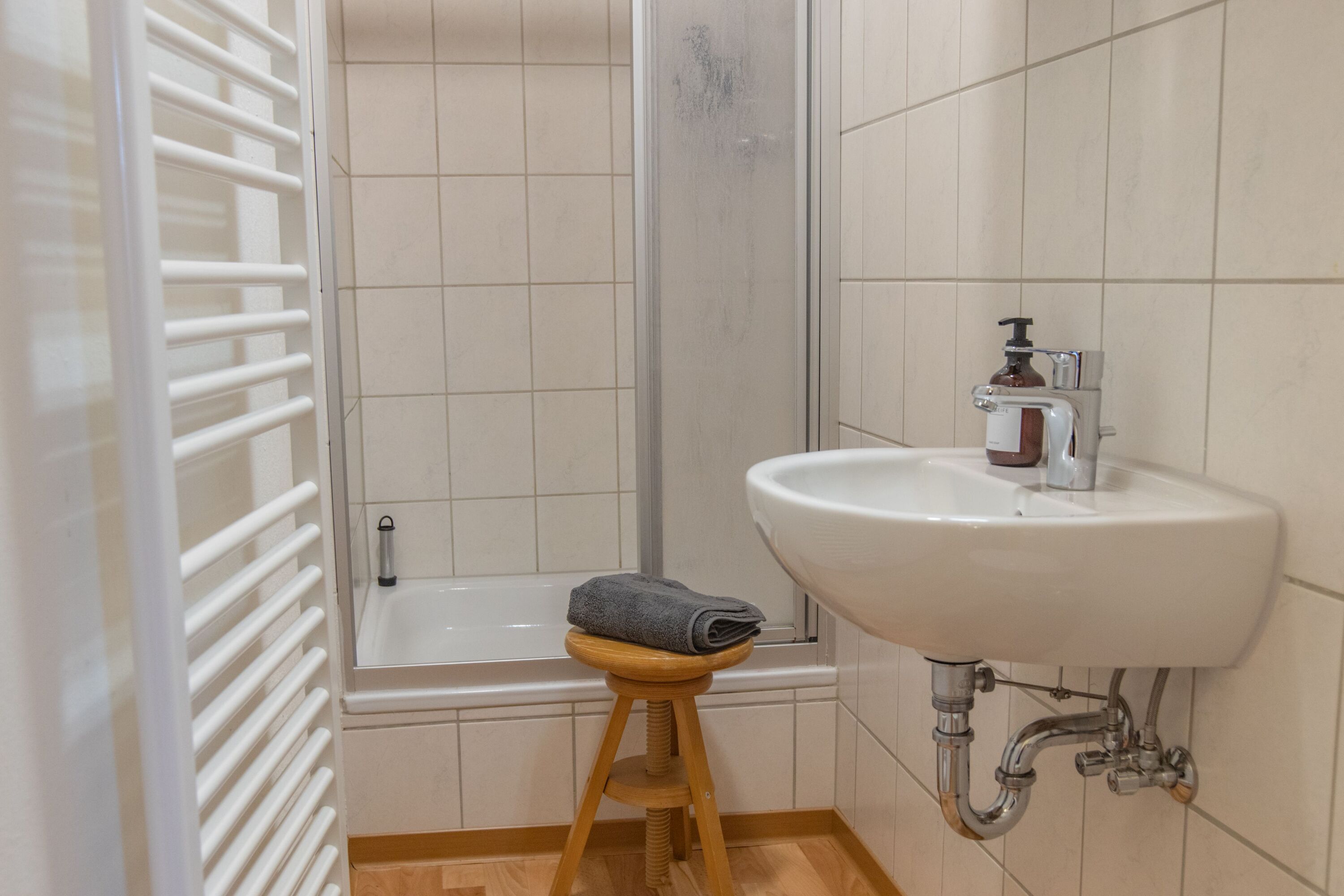Bad mit Shampoo & Duschgel