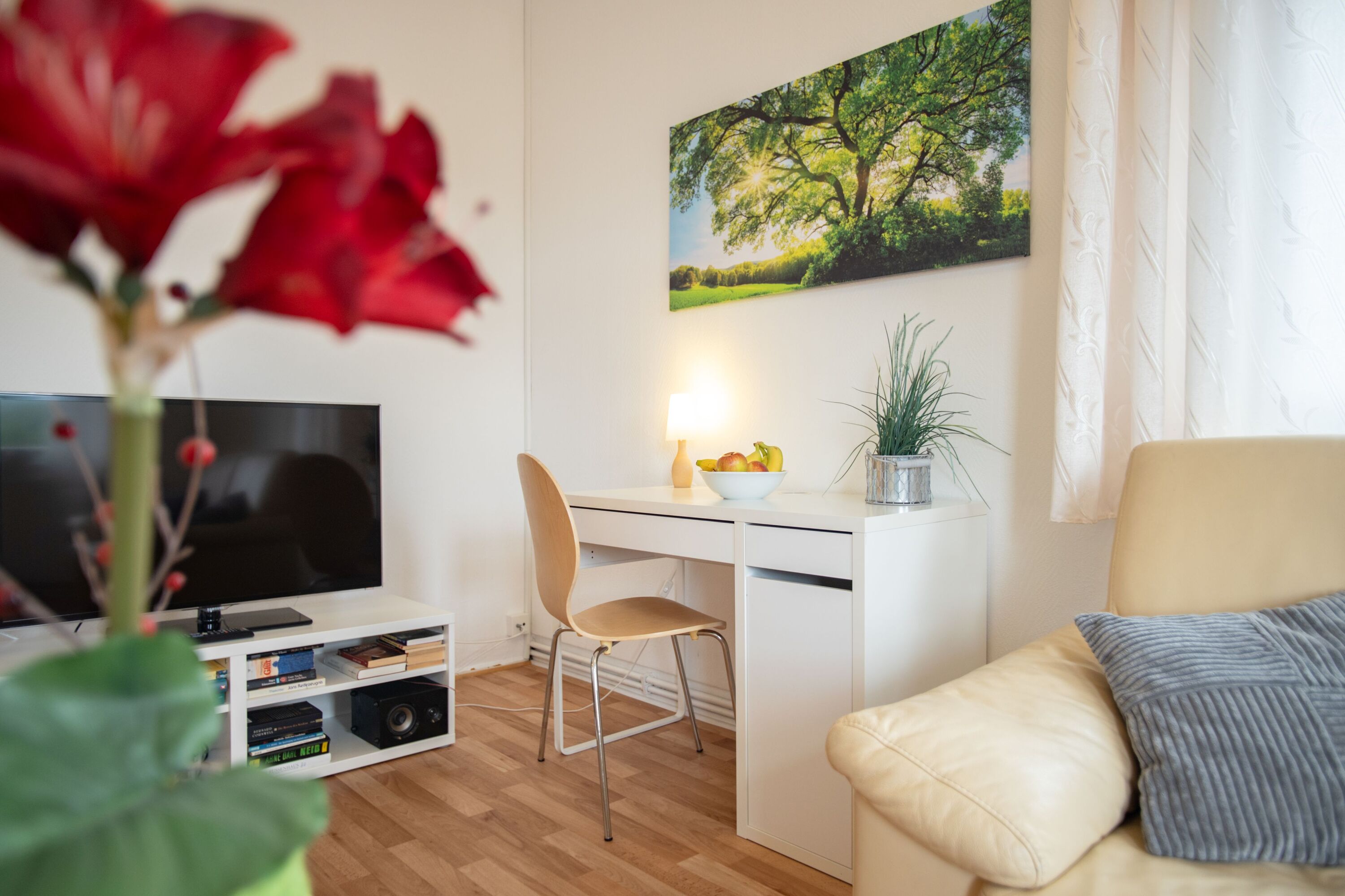 gemütliches Wohnzimmer mit Schreibtisch