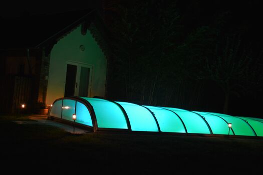 Pool bei Nacht mit Beleuchtung