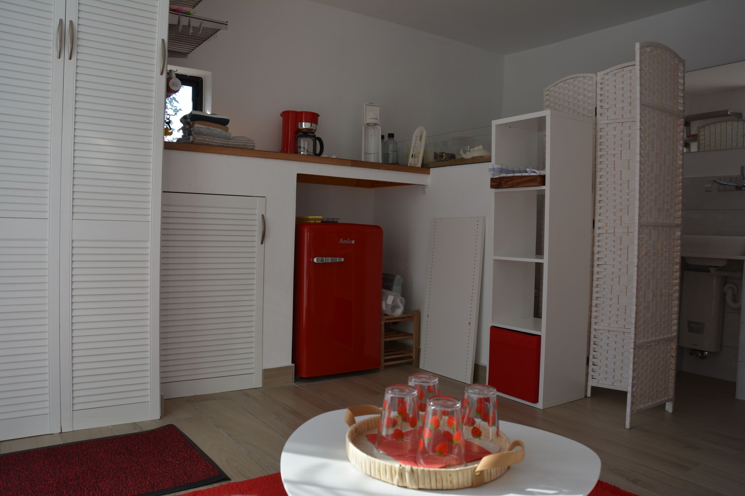 Kühlschrank und Anrichte im Poolhaus