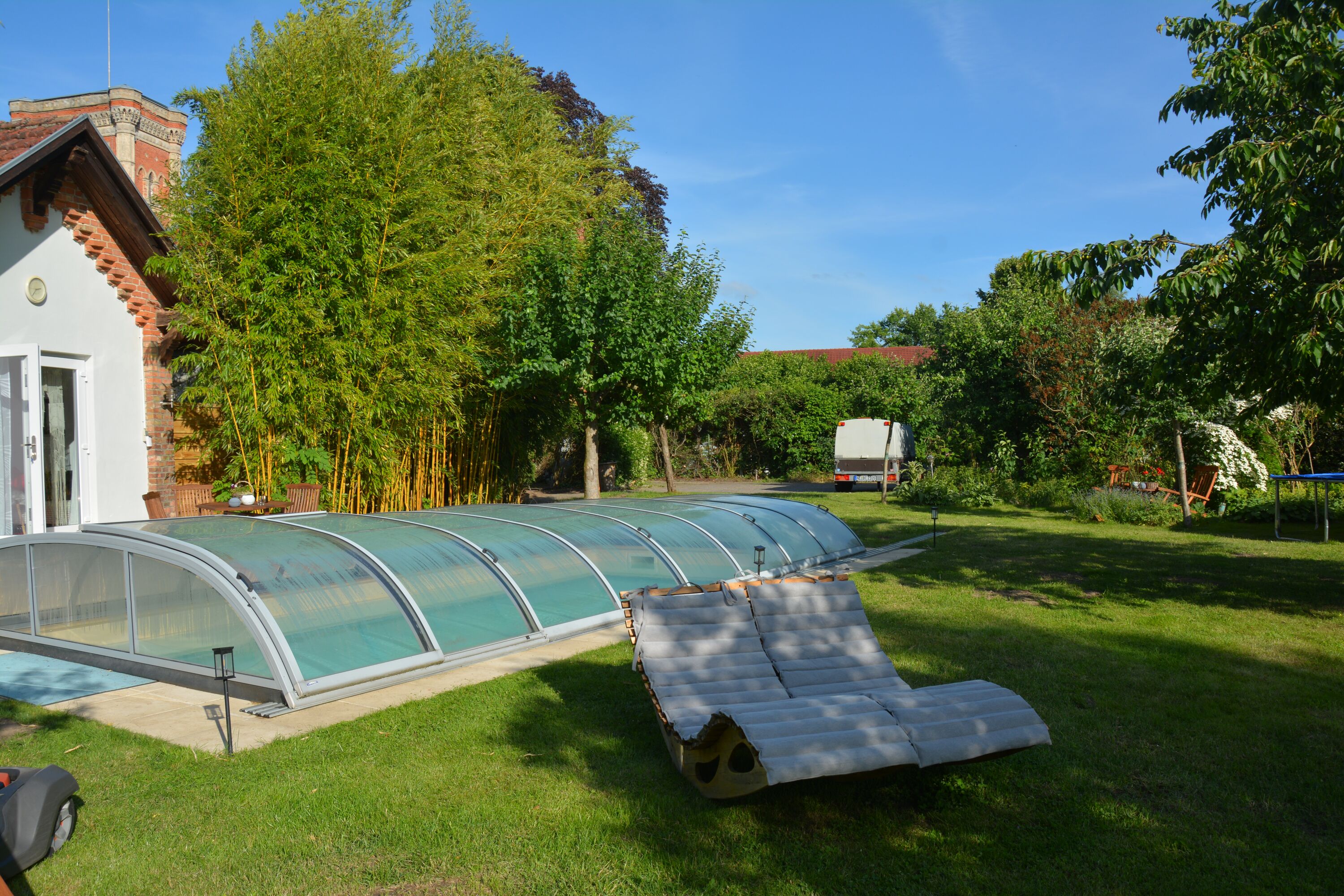 Überdachter Pool, mit Gegenstromanlage und Sonnenliege