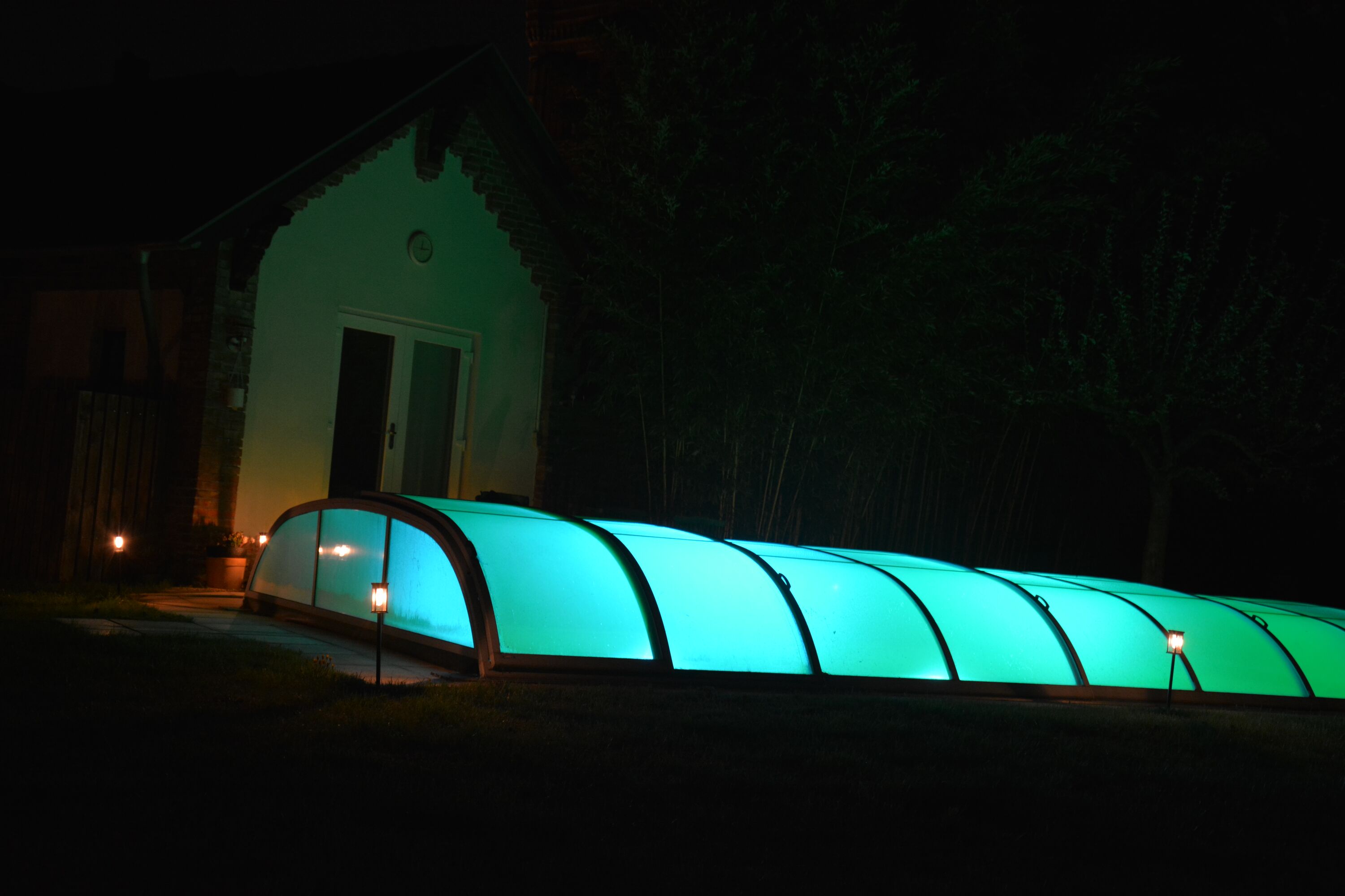 Pool bei Nacht mit Beleuchtung