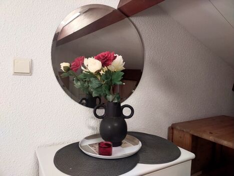 Spiegel und Kommode im Schlafzimmer