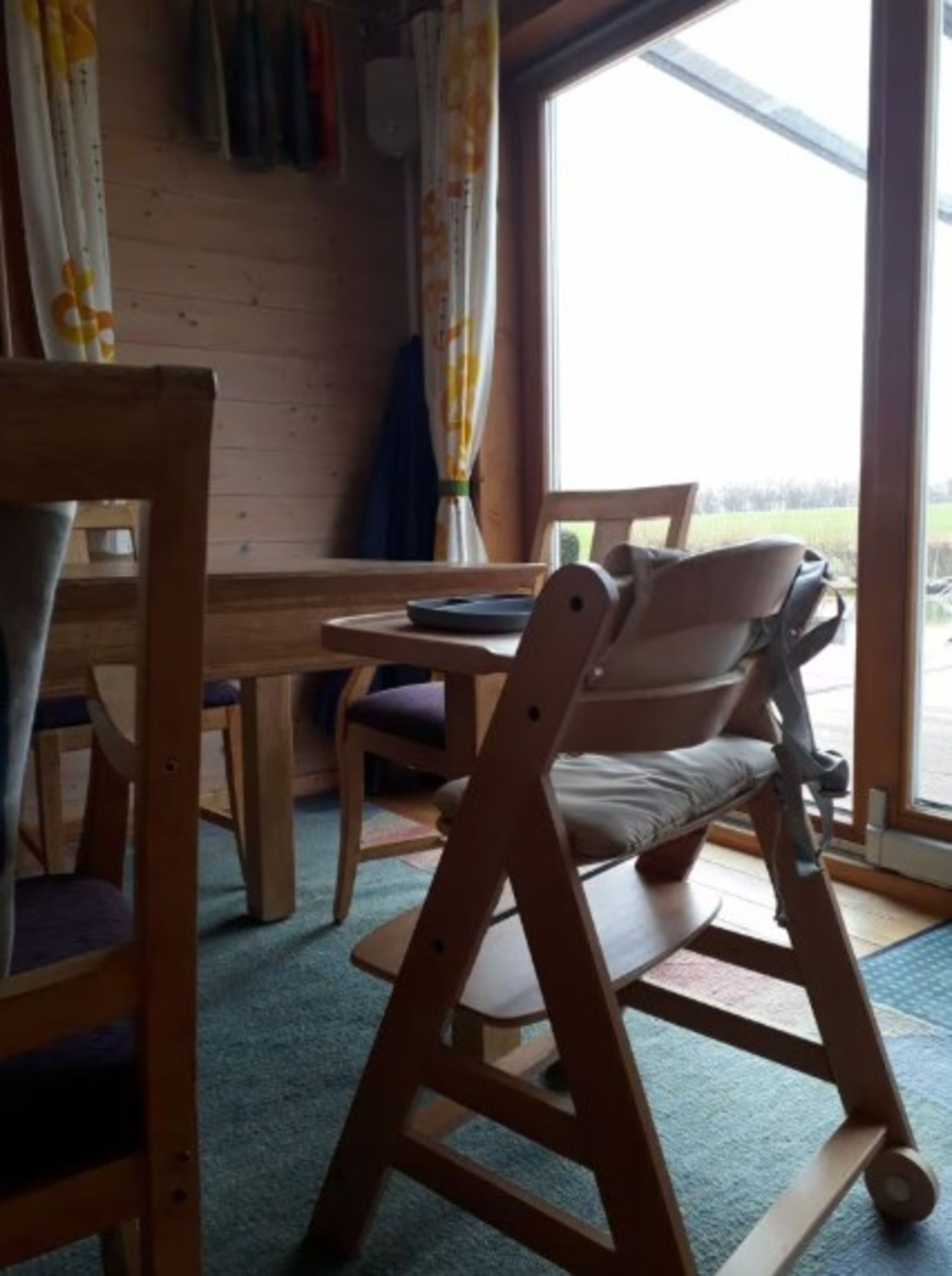 Essbereich mit Kinderstuhl