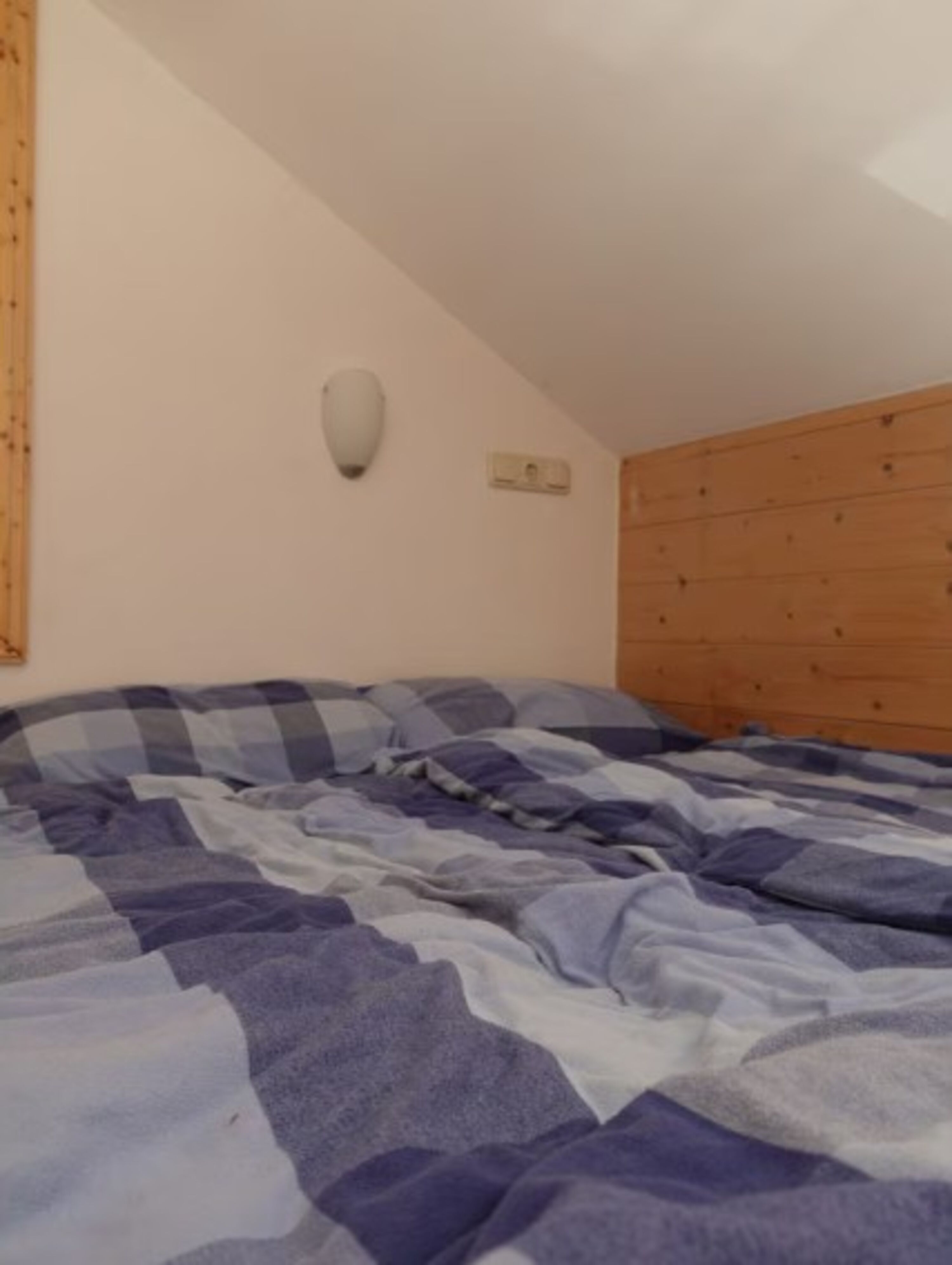 Bett im Hems ( 2 K.)Holztreppe mit Geländer erreichbar