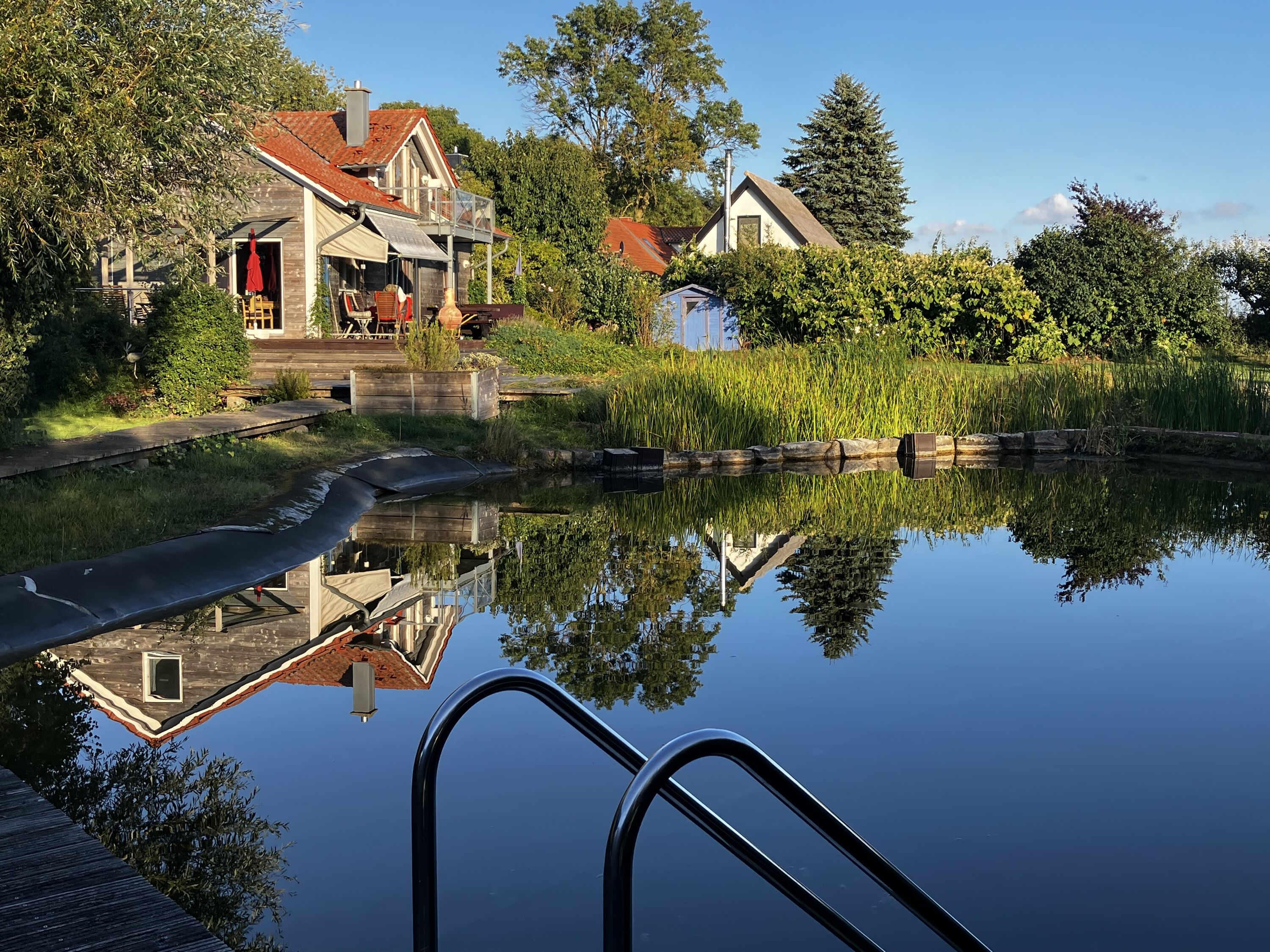 Blick Treppe in Badeteich auf das Haus