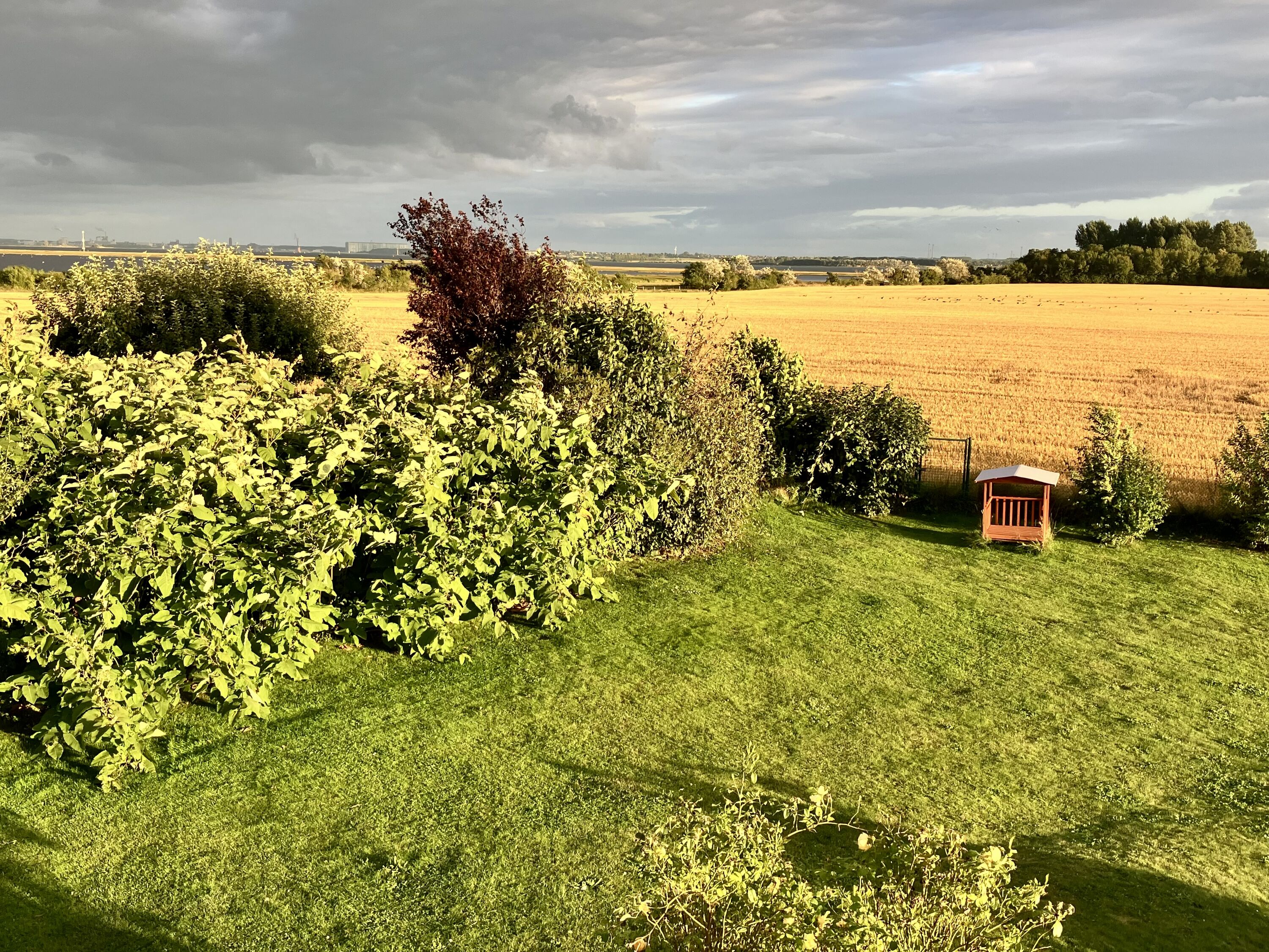 Blick vom Balkon im ersten OG Richtung Wismar/ Sandkasten