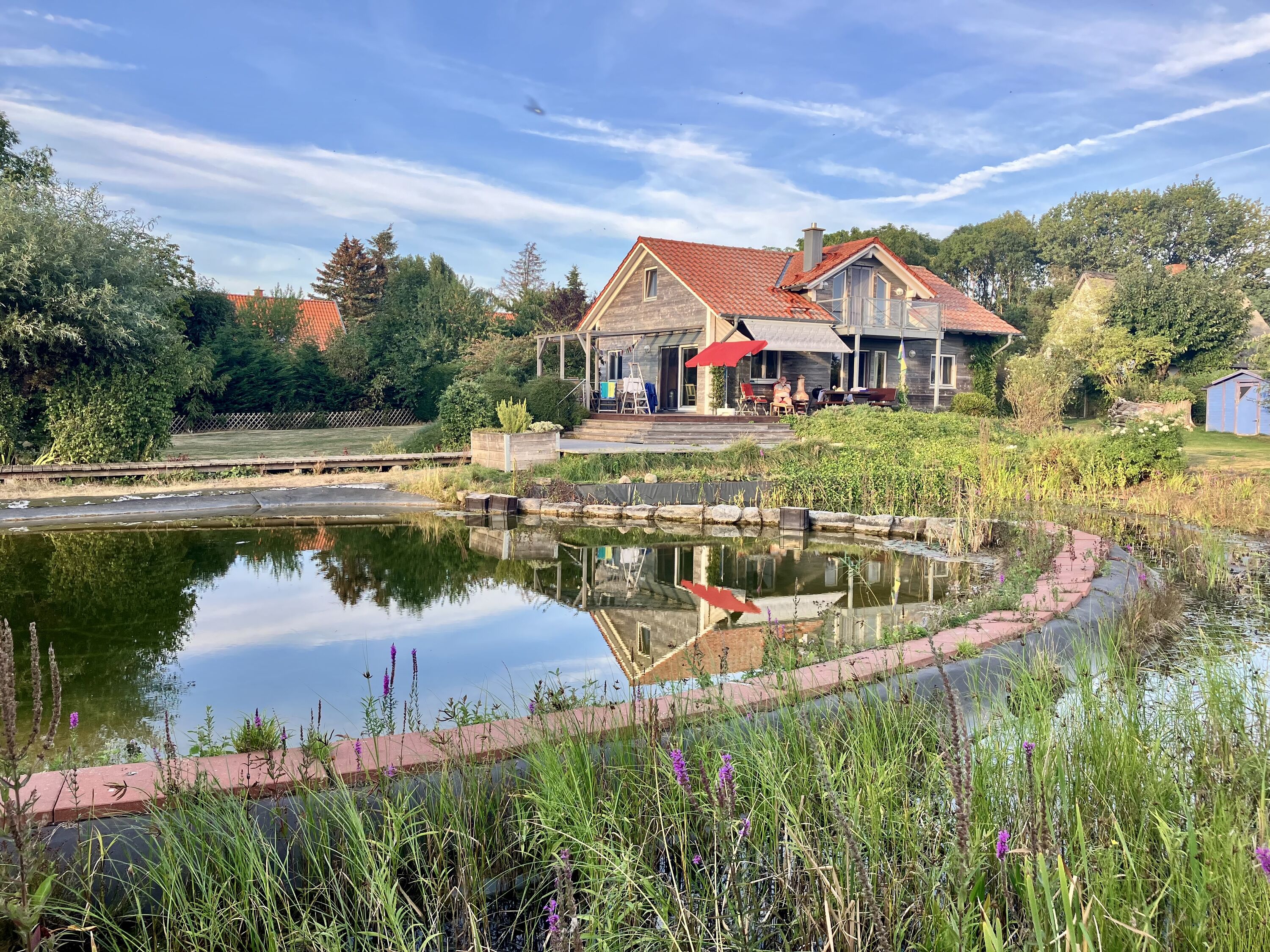 Blick von der oberen Wiese auf das Ferienhaus