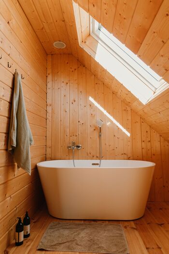 Badezimmer im Obergeschoss mit Badewanne
