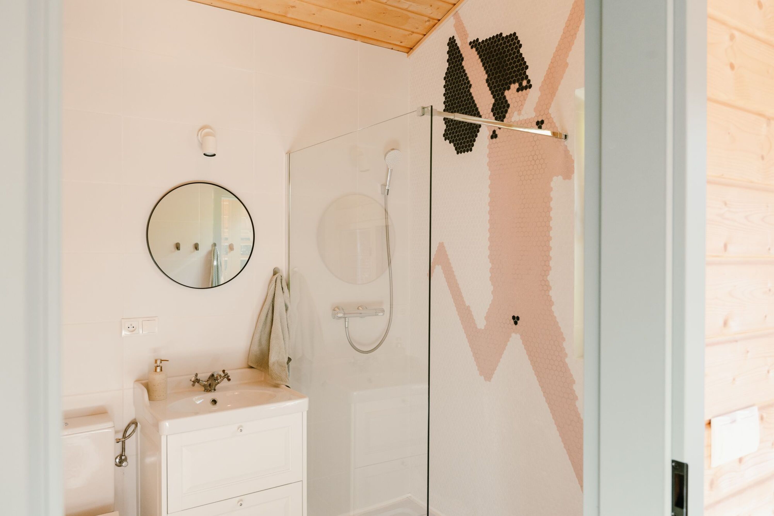 Badezimmer im Erdgeschoss mit Dusche