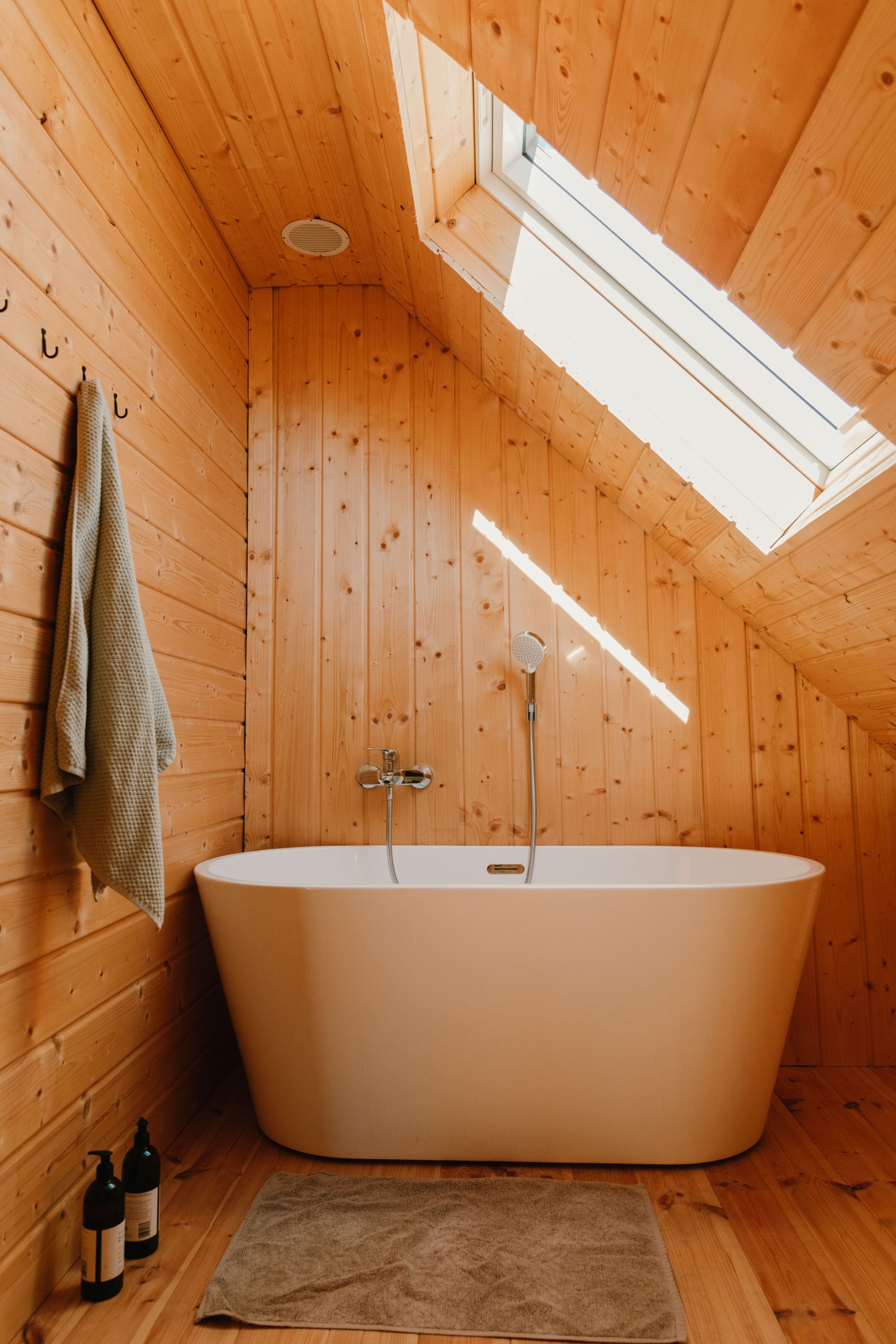 Badezimmer im Obergeschoss mit Badewanne