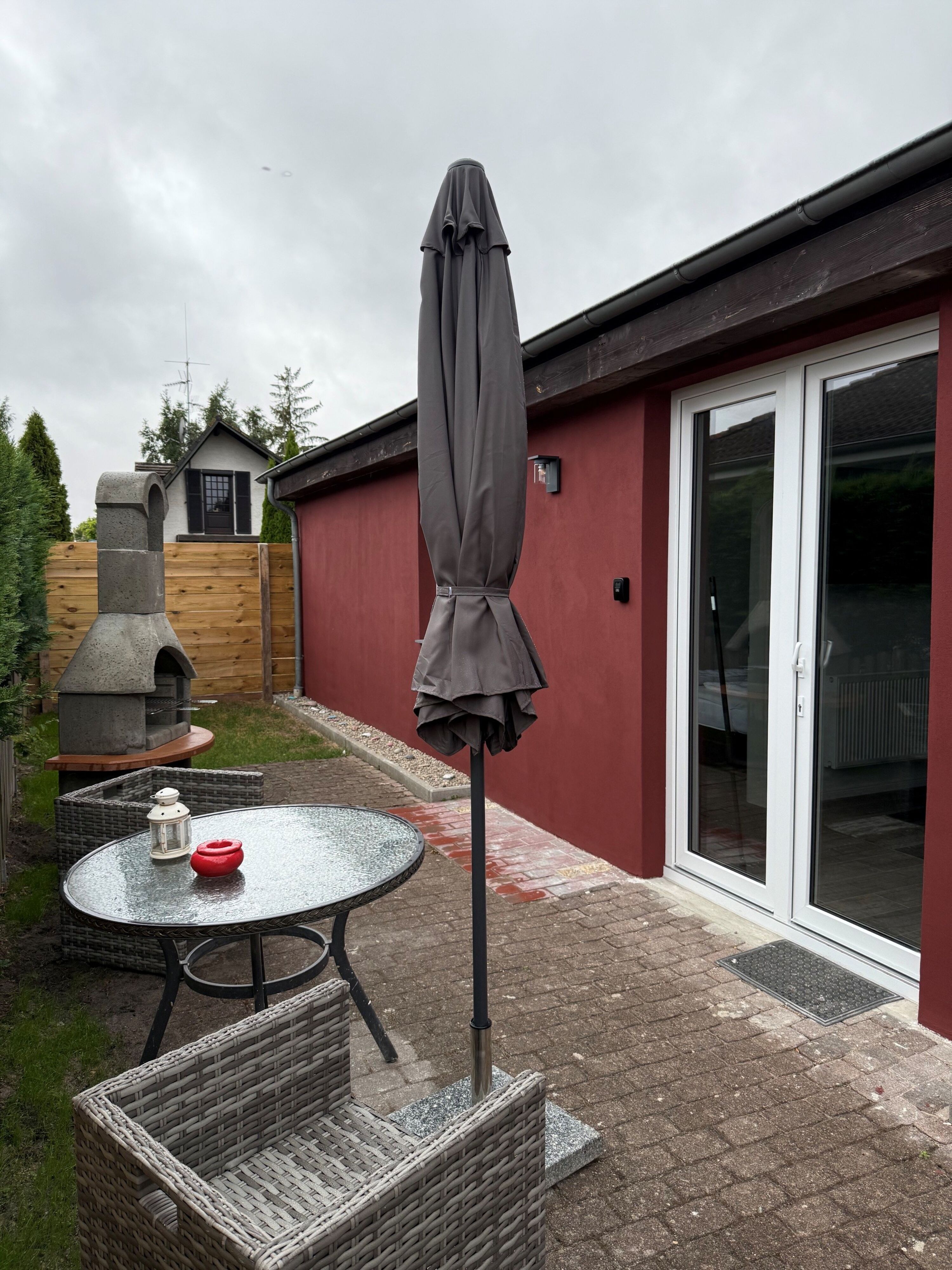 Außenbereich mit Grillkamin