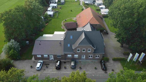 Haus von oben mit Parkplatz