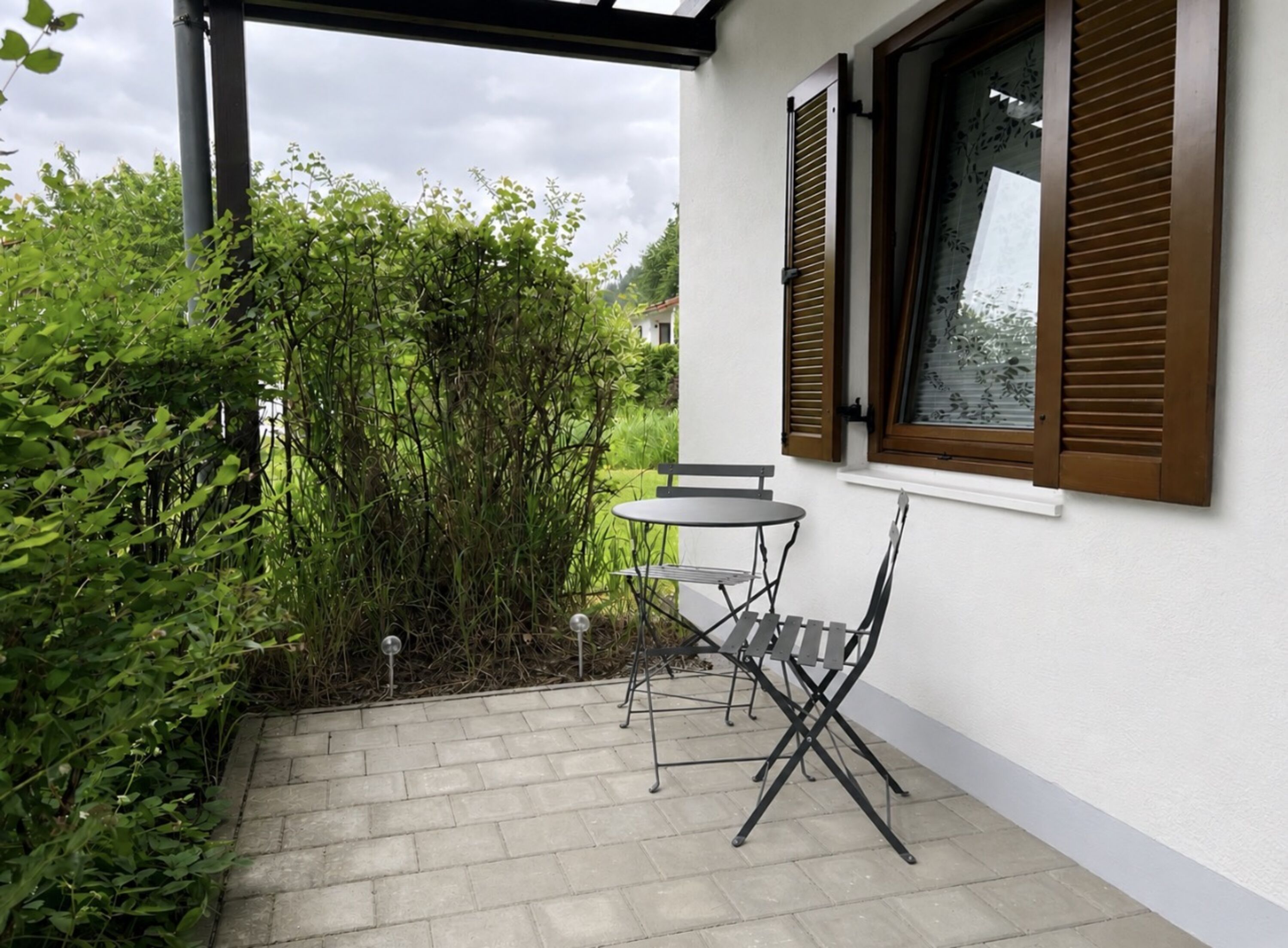 Kleiner Sitzbereich vor der Wohnung