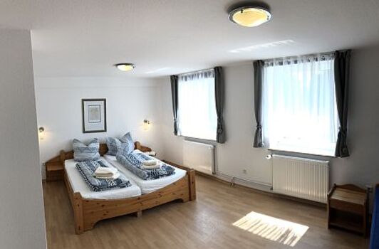 Das große Schlafzimmer ist mit einem Kleiderschrank, einem großen Doppel- und einem Einzelbett versehen. Das Einzelbett kann für eine weitere Person ausgezogen werden. Zwischen Doppel- und weiterem Bett ist noch viel Platz, z.B. für Kinder zum spielen.