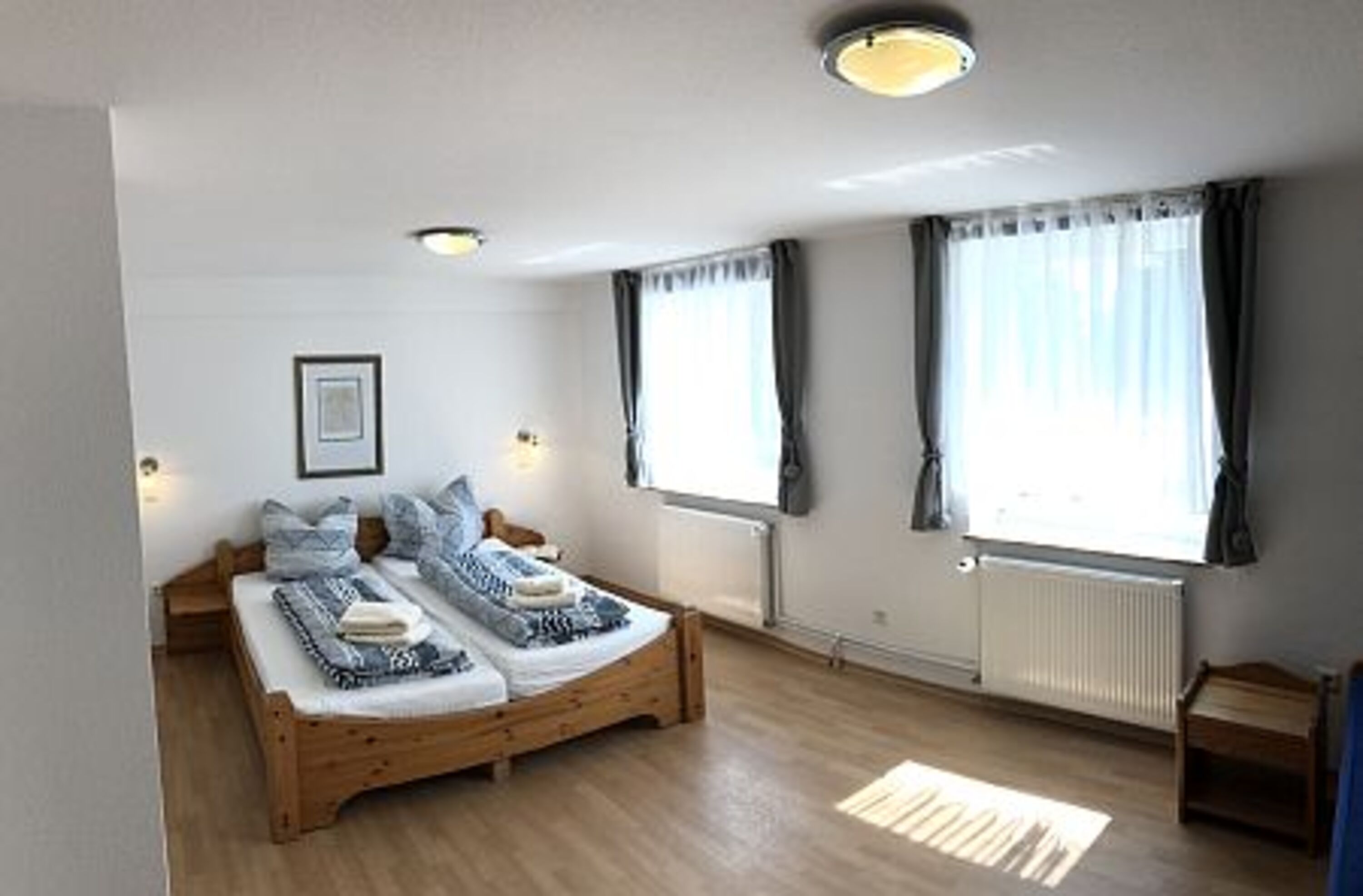 Das große Schlafzimmer ist mit einem Kleiderschrank, einem großen Doppel- und einem Einzelbett versehen. Das Einzelbett kann für eine weitere Person ausgezogen werden. Zwischen Doppel- und weiterem Bett ist noch viel Platz, z.B. für Kinder zum spielen.