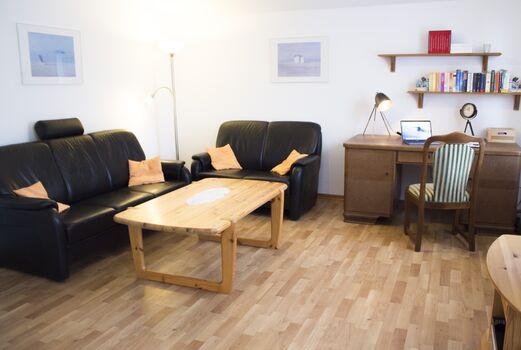 Wohnzimmer mit Schreibtisch