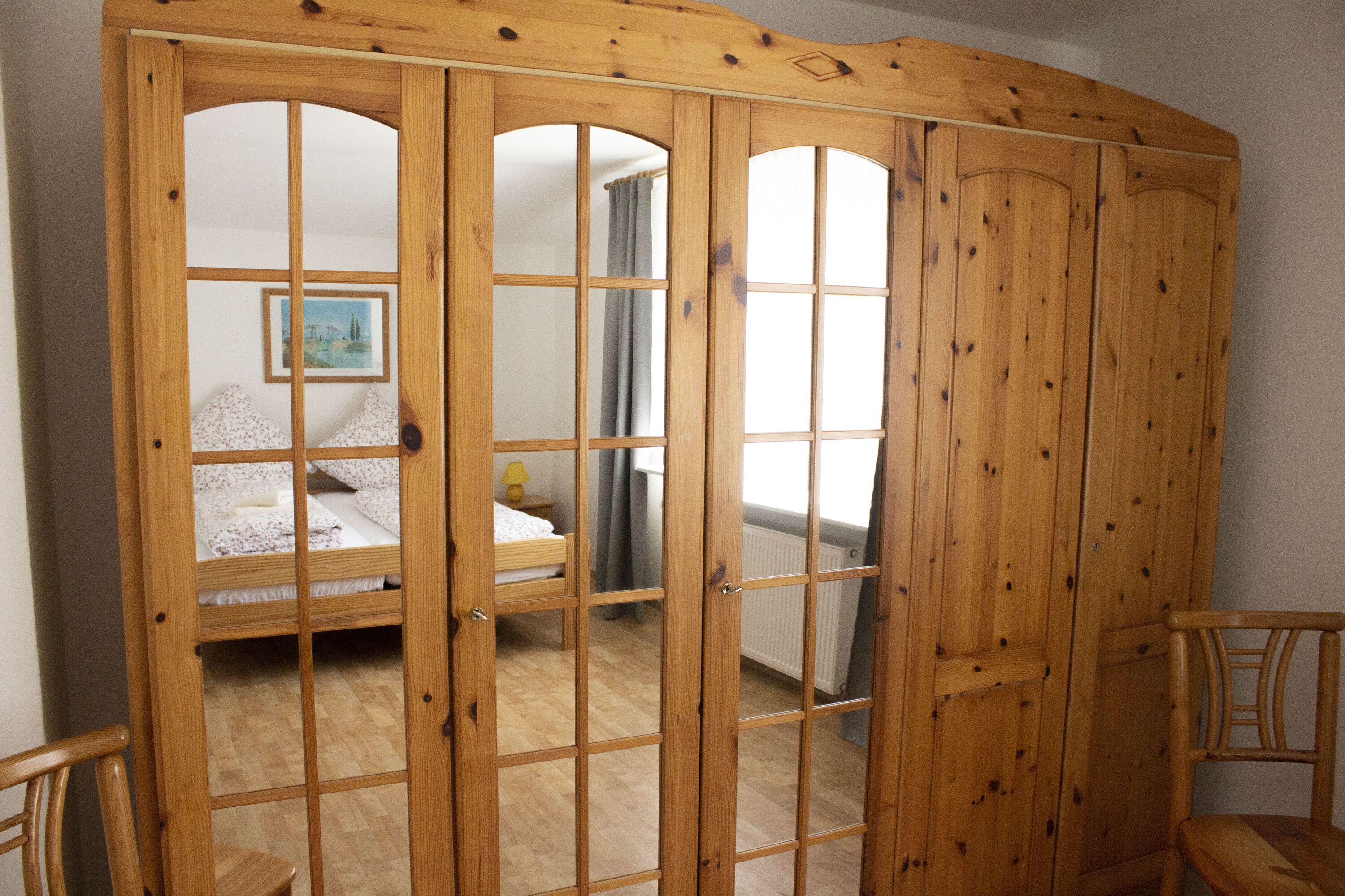 Spiegelschrank im Schlafzimmer