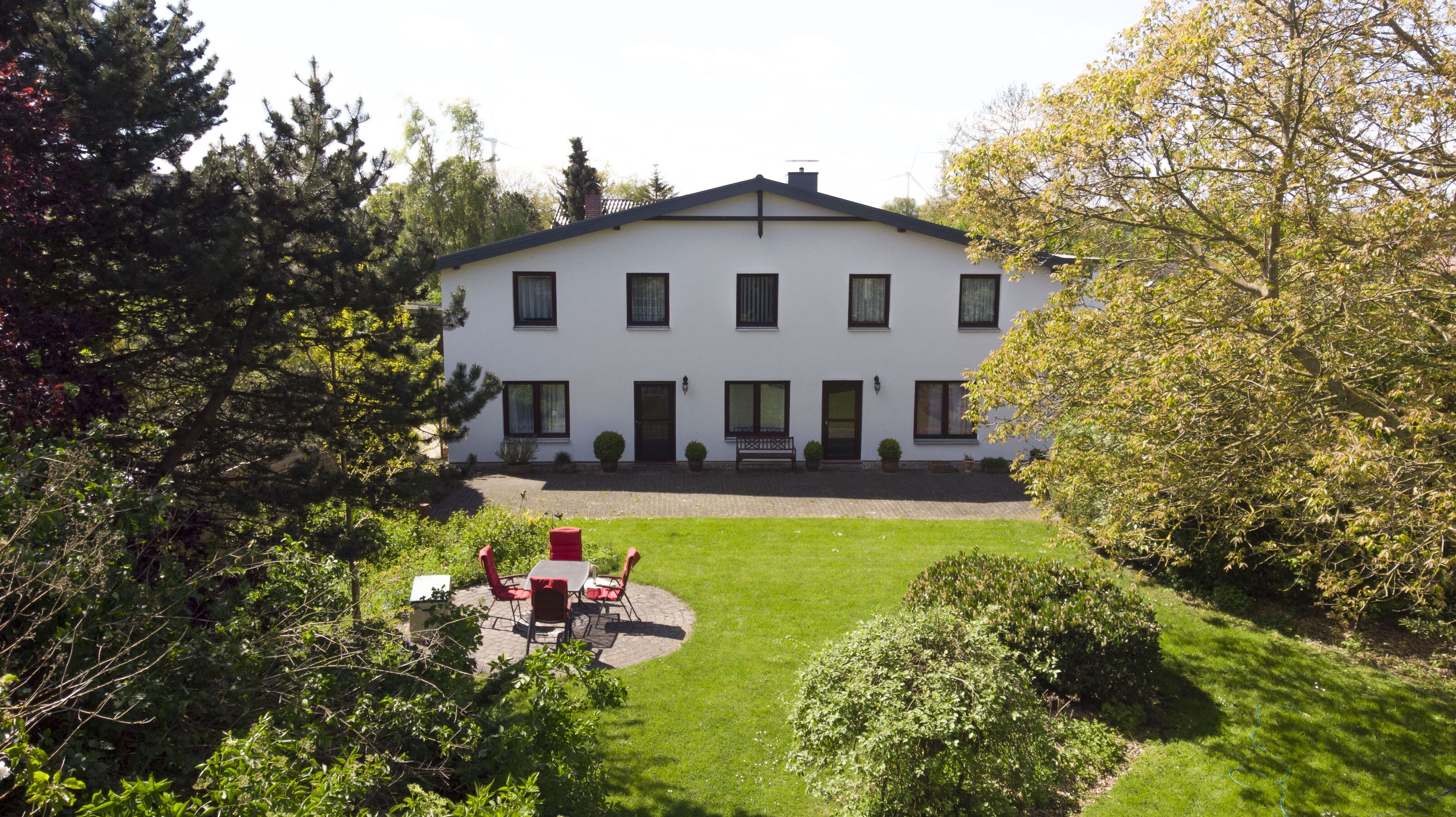 Garten mit einem der beiden Sitzplätze