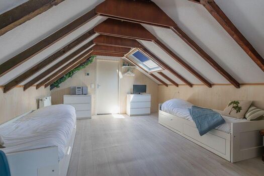 Schlafzimmer 3 mit Einzelbetten und Kommode