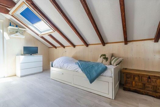 Schlafzimmer 3 mit Einzelbetten und Kommode