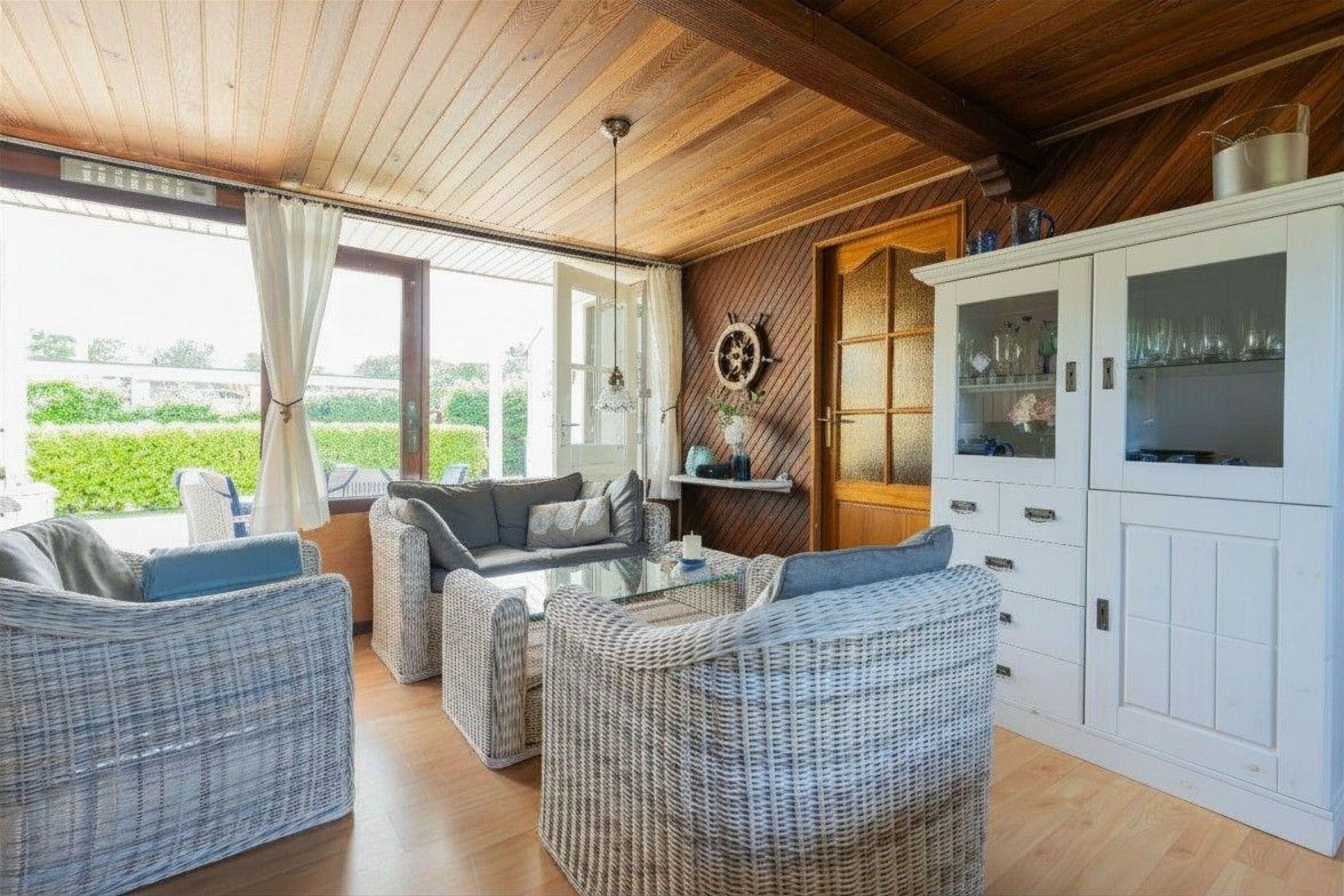 Die Sitzecke mit Sesseln und Sofa