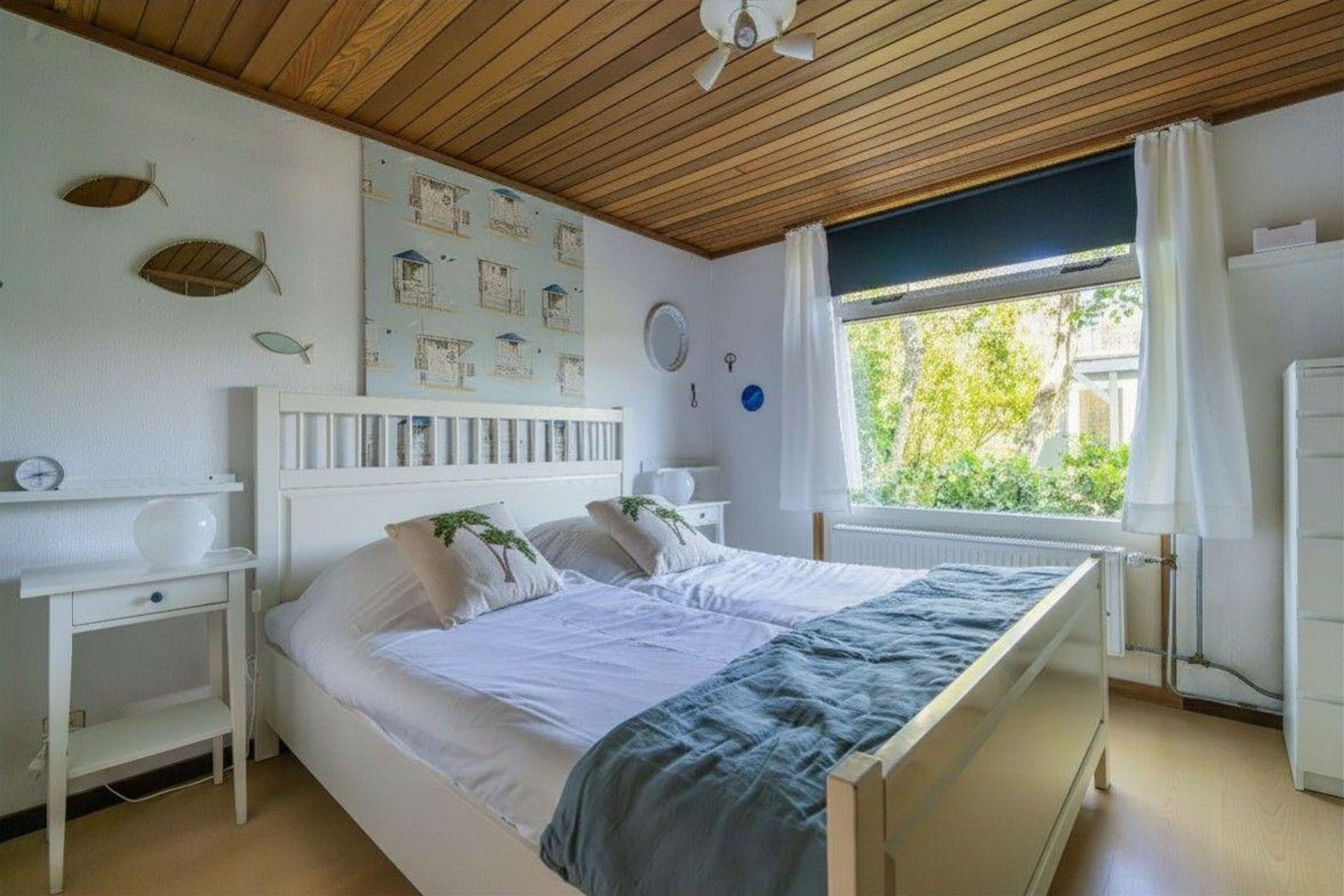 Schlafzimmer 1 mit Doppelbett und Kleiderschrank