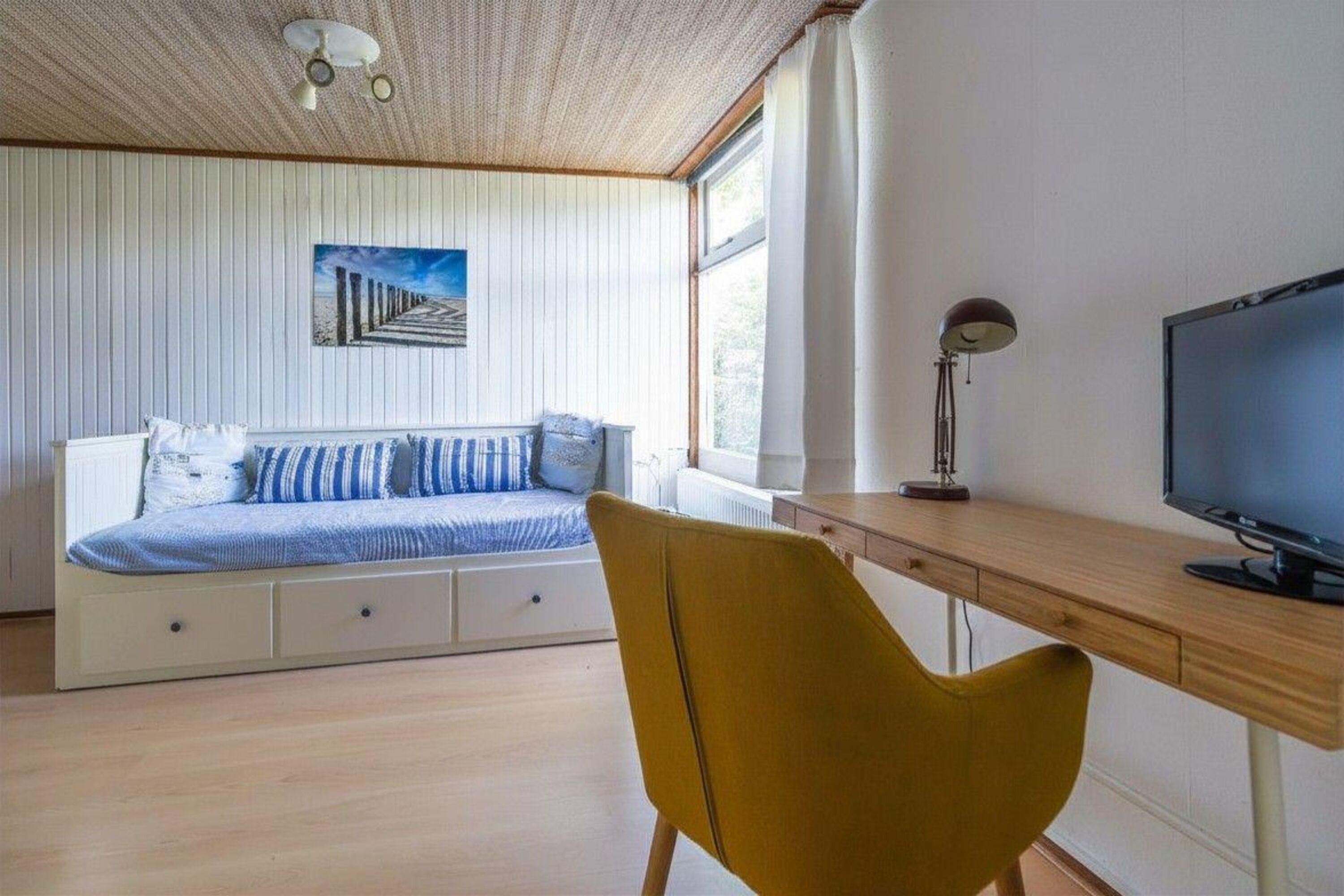Schlafzimmer 2 mit Einzelbett, Schrank und Schreibtisch