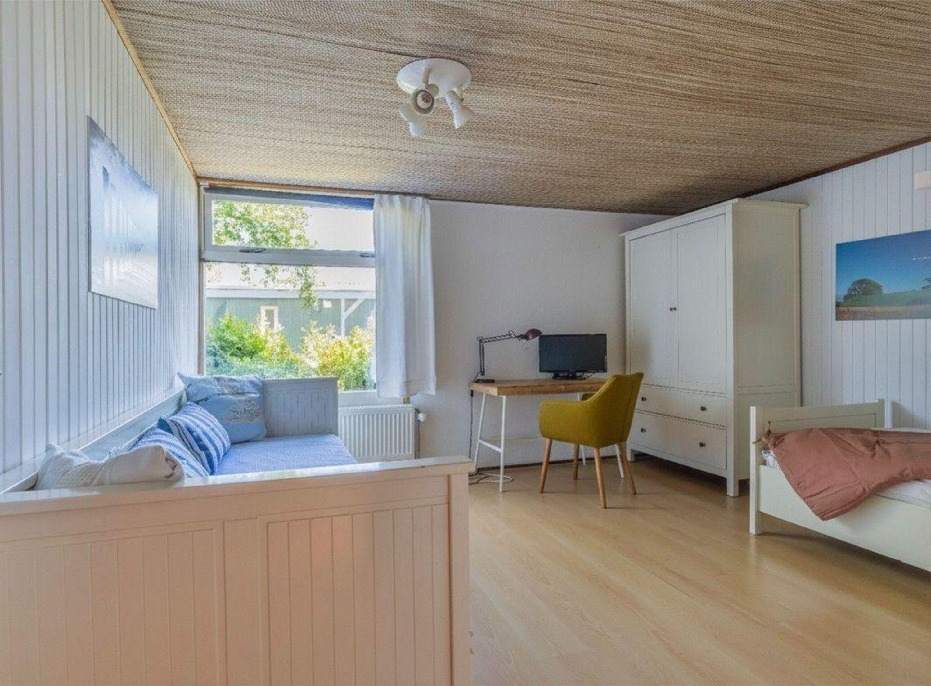Schlafzimmer 2 mit Einzelbett, Schrank und Schreibtisch