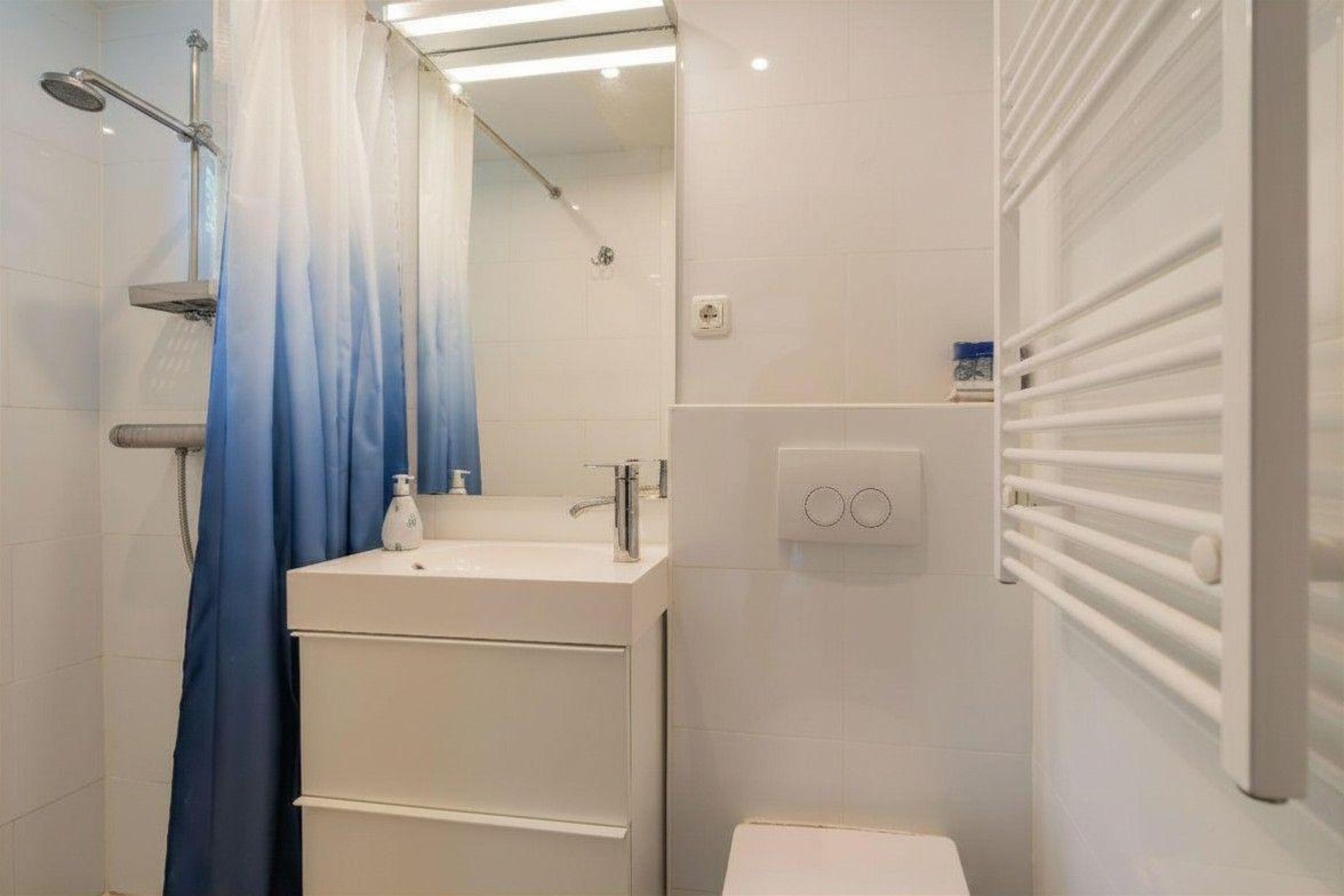 Badezimmer mit Dusche, Waschbecken und WC