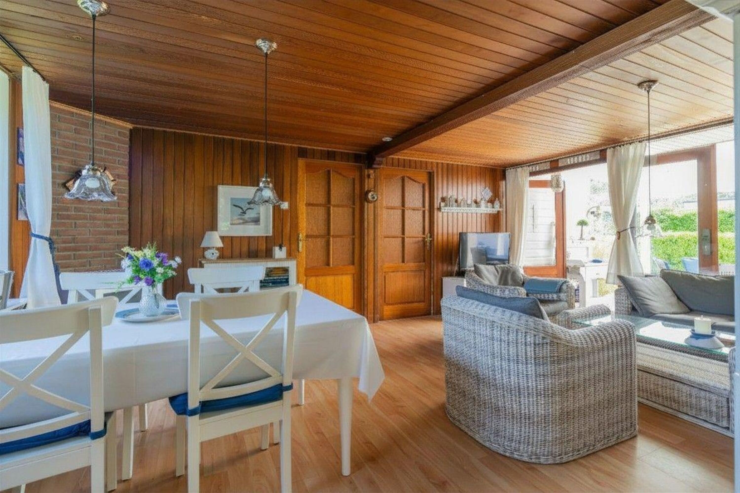 Die Sitzecke mit SAT-TV
