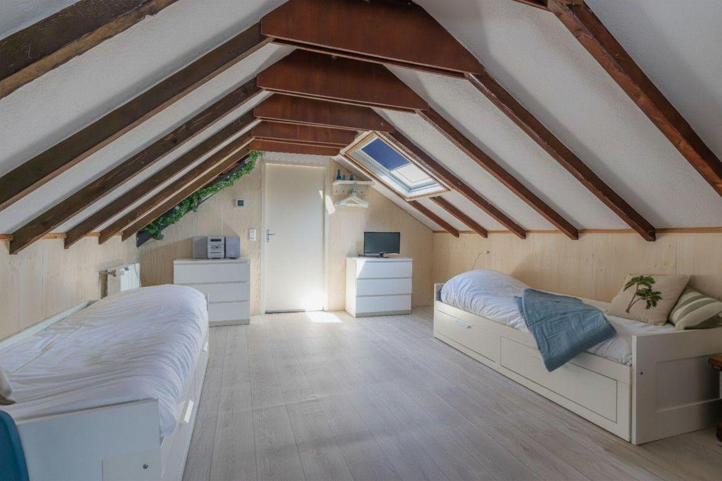 Schlafzimmer 3 mit Einzelbetten und Kommode