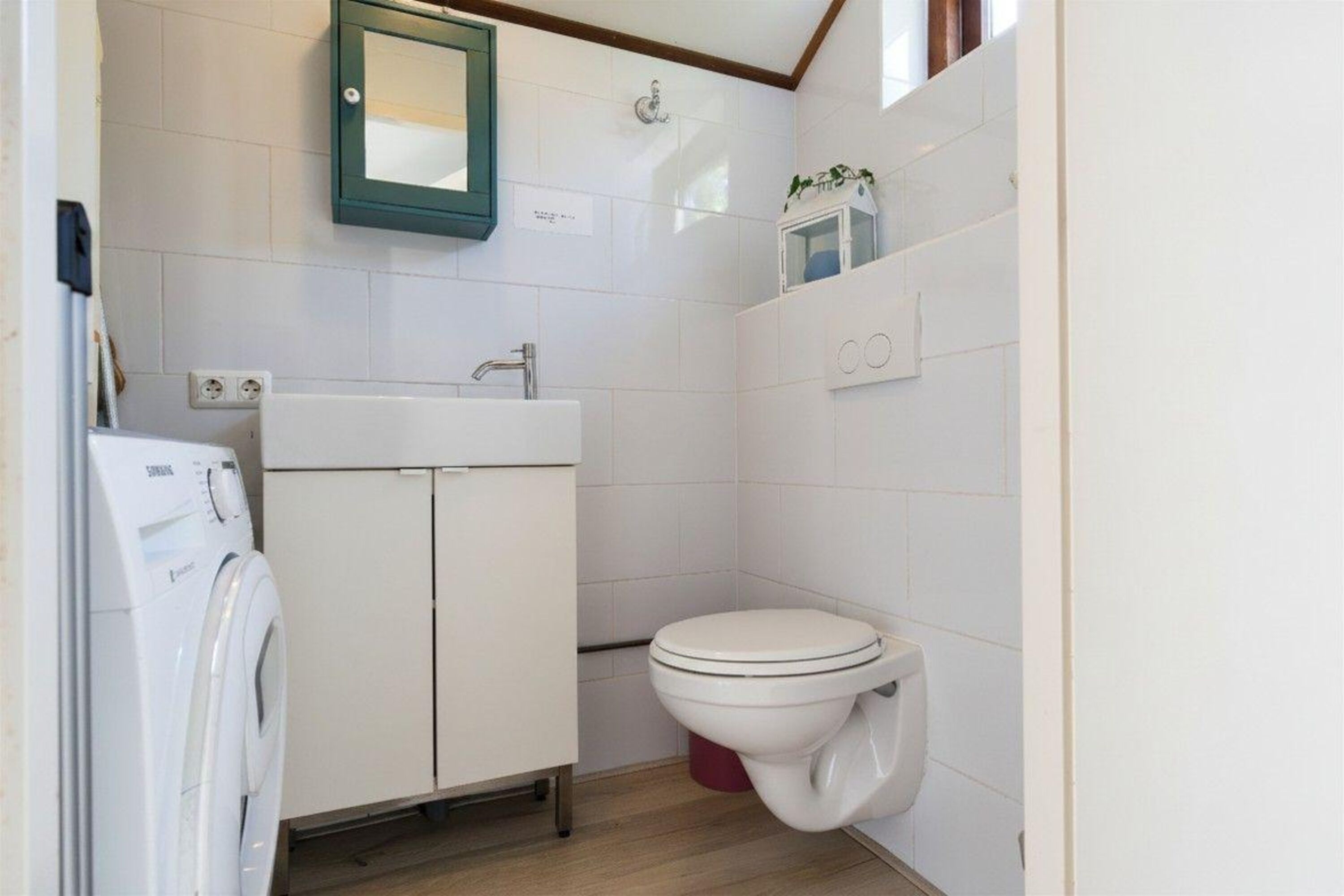 Die separate Toilette mit Waschmaschine