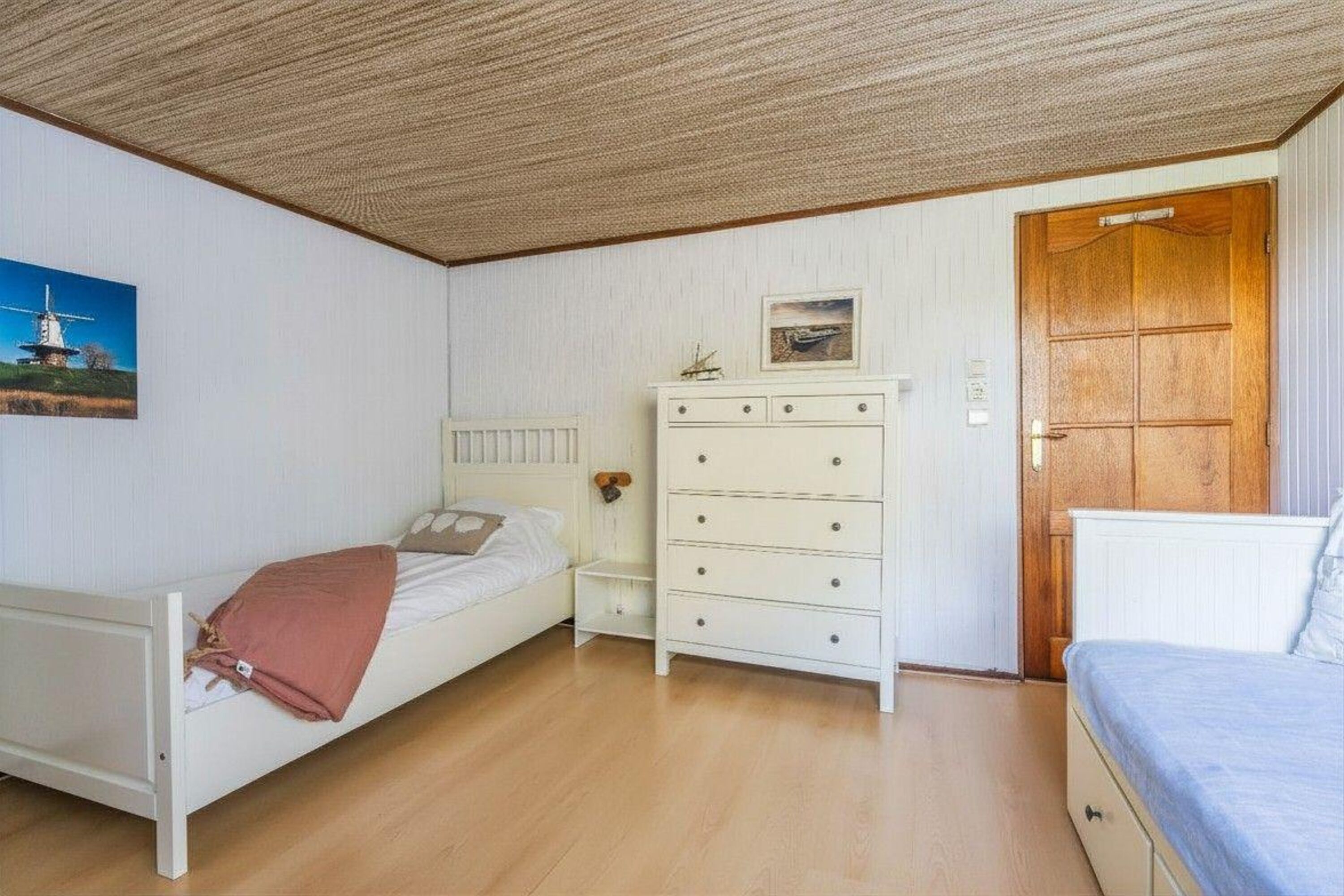 Schlafzimmer 2 mit Einzelbett, Schrank und Schreibtisch