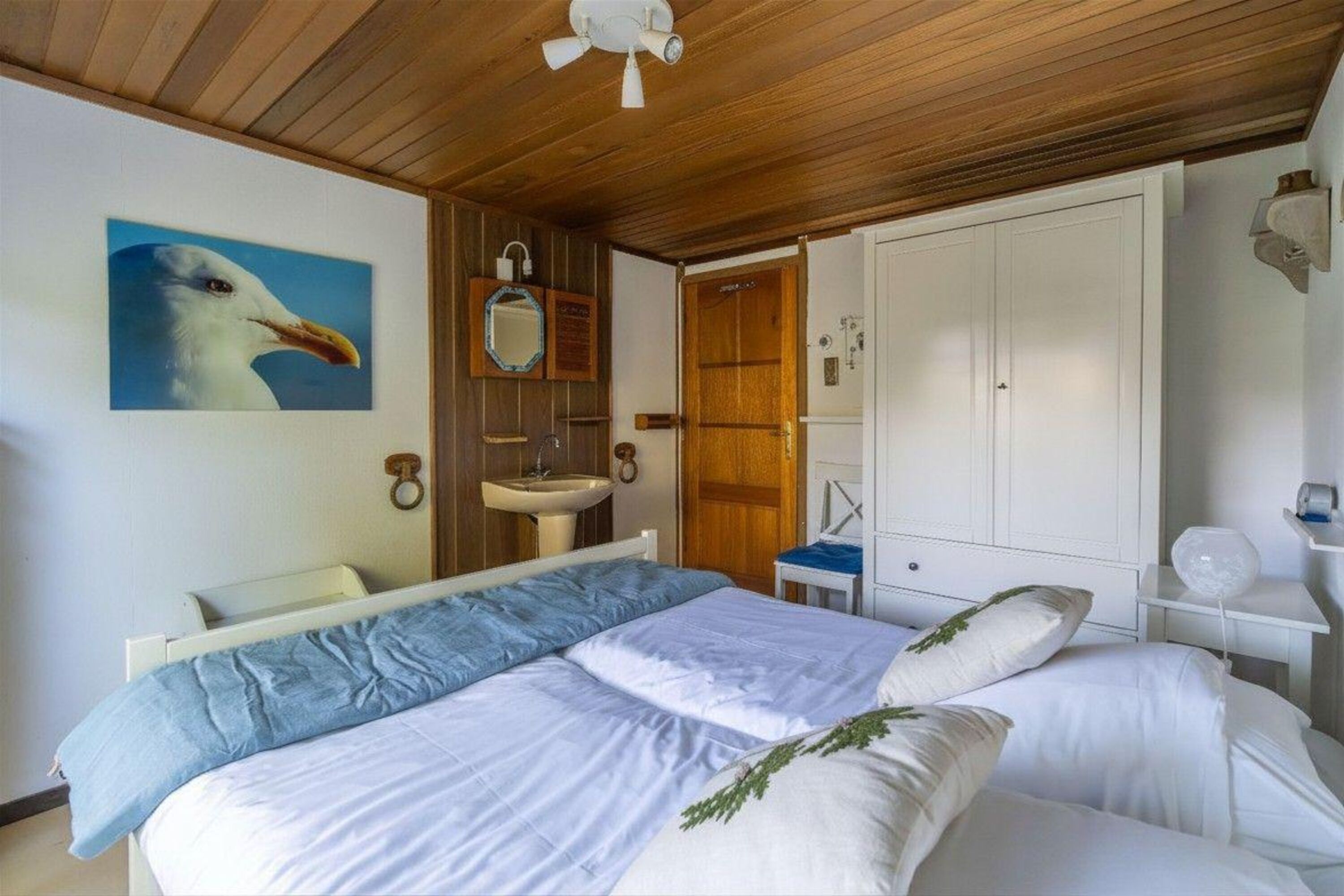 Schlafzimmer 1 mit Doppelbett und Kleiderschrank