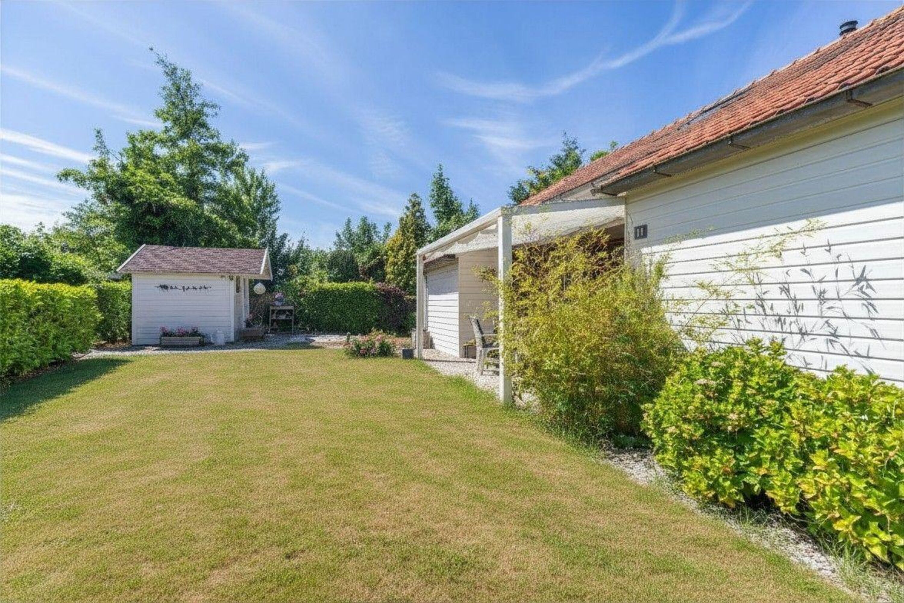 Der sonnige, umzäunte Garten