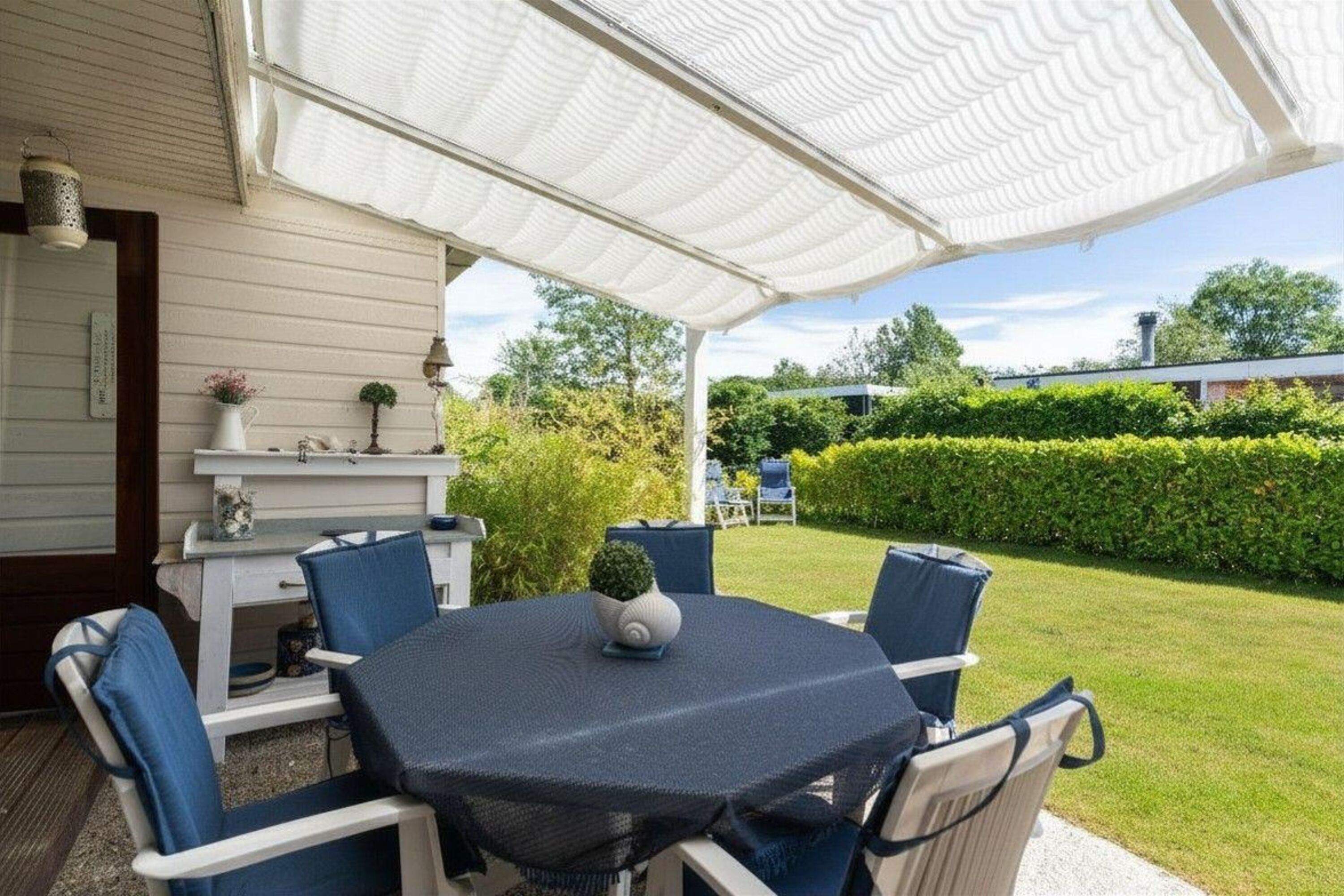 Die Veranda mit Gartenmöbel