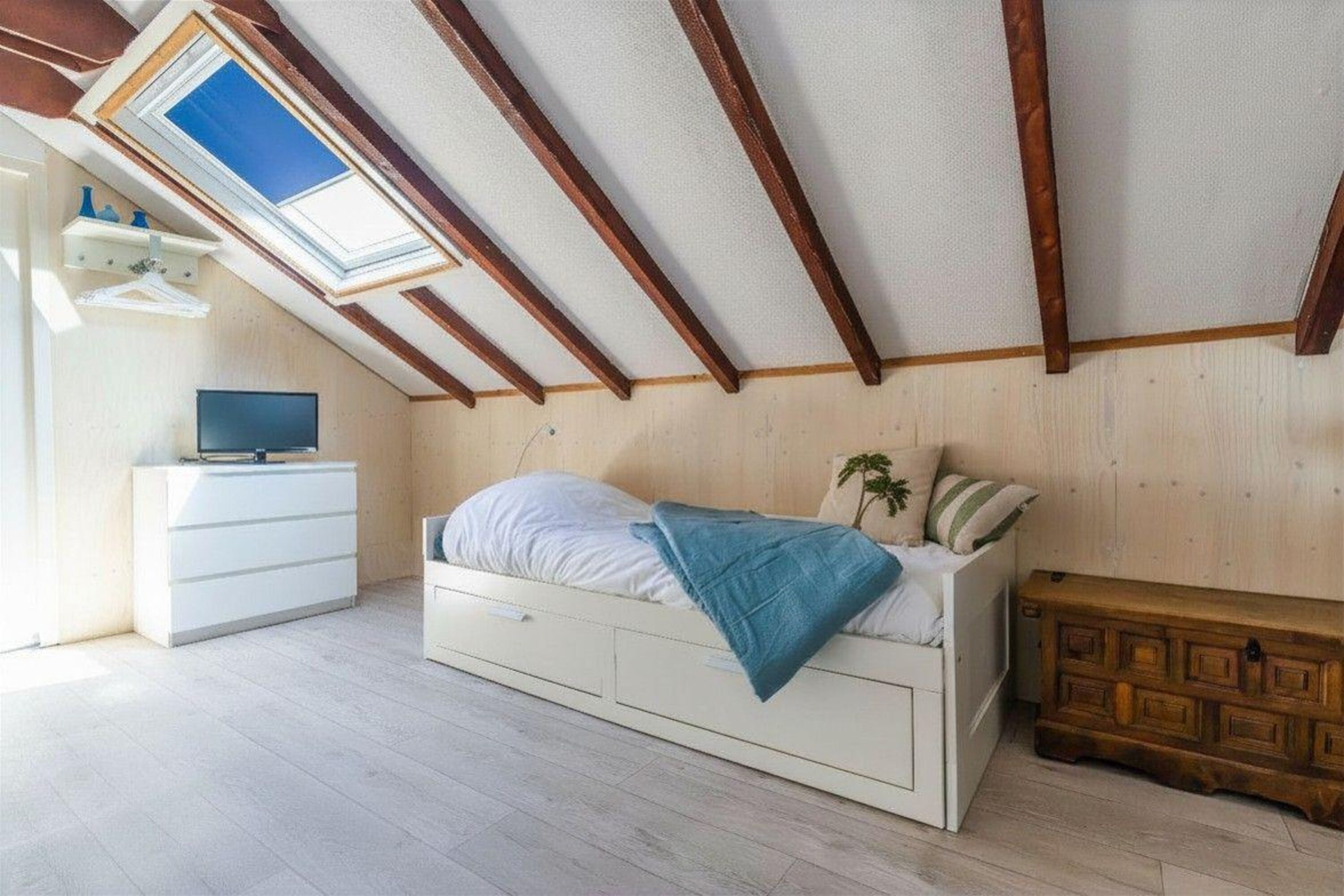 Schlafzimmer 3 mit Einzelbetten und Kommode