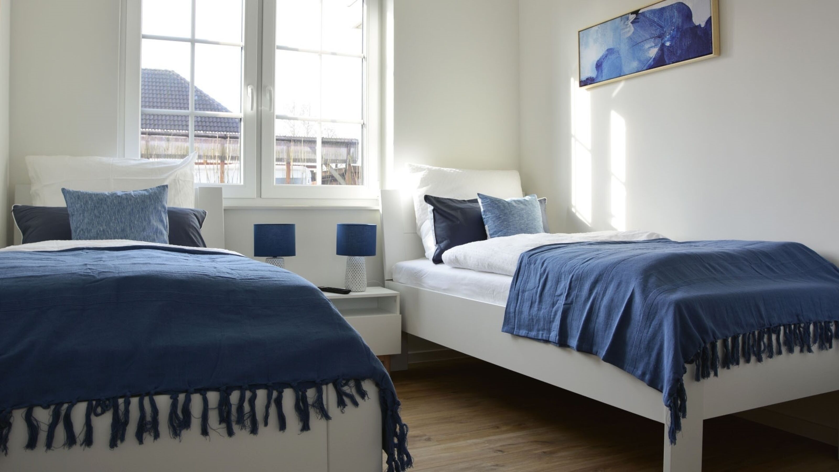 Zweites Schlafzimmer mit zwei Einzelbetten und TV