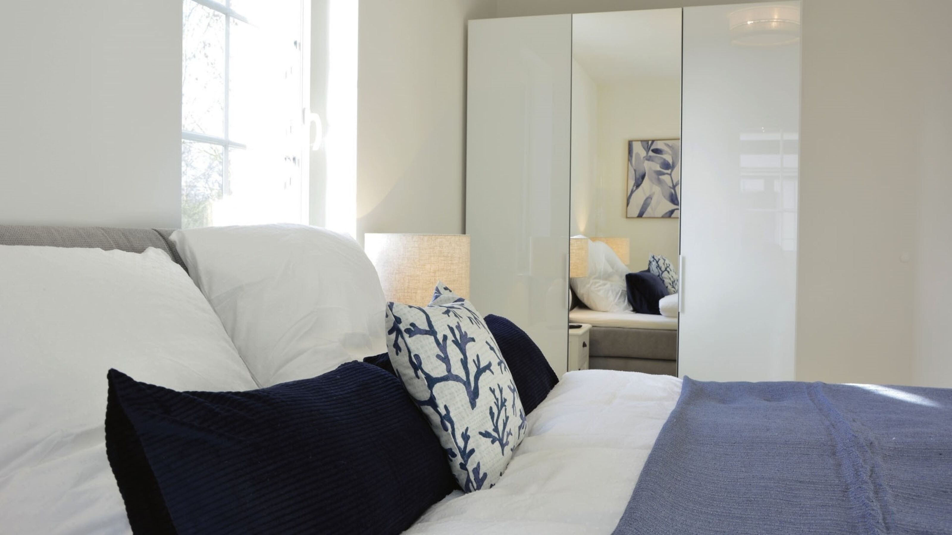 Erstes Schlafzimmer mit Doppelbett und TV