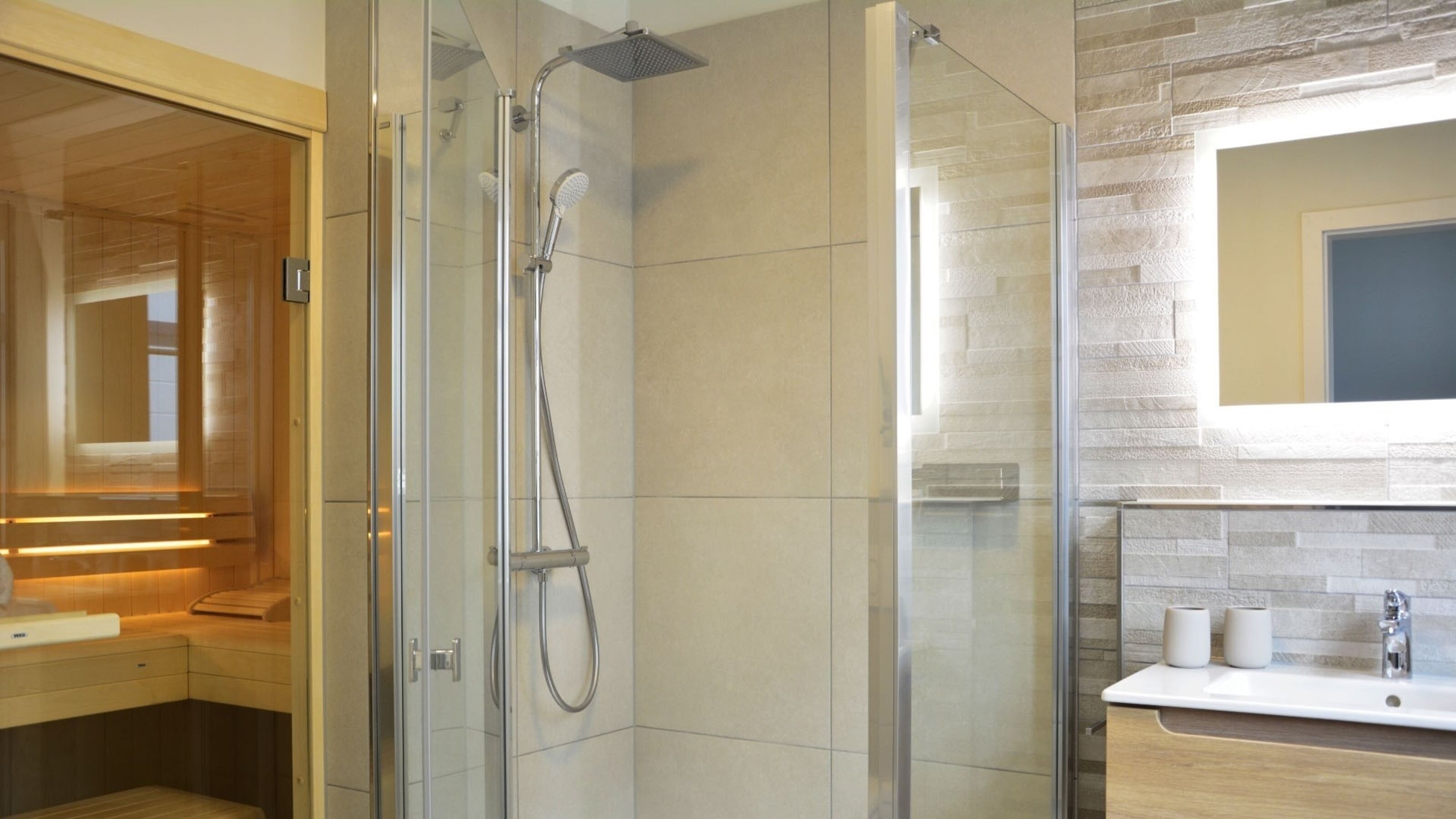 Ein Badezimmer mit Dusche, Waschtisch, WC...