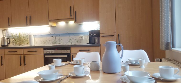 Komplett ausgestattete Küche mit Geschirrspüler und Kaffeespezialitätenmaschine